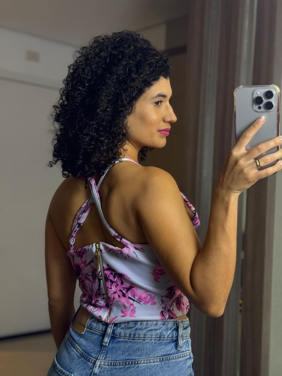 Cropped lilás floral com forro, alça regulável e zíper aparente - Lança Perfume