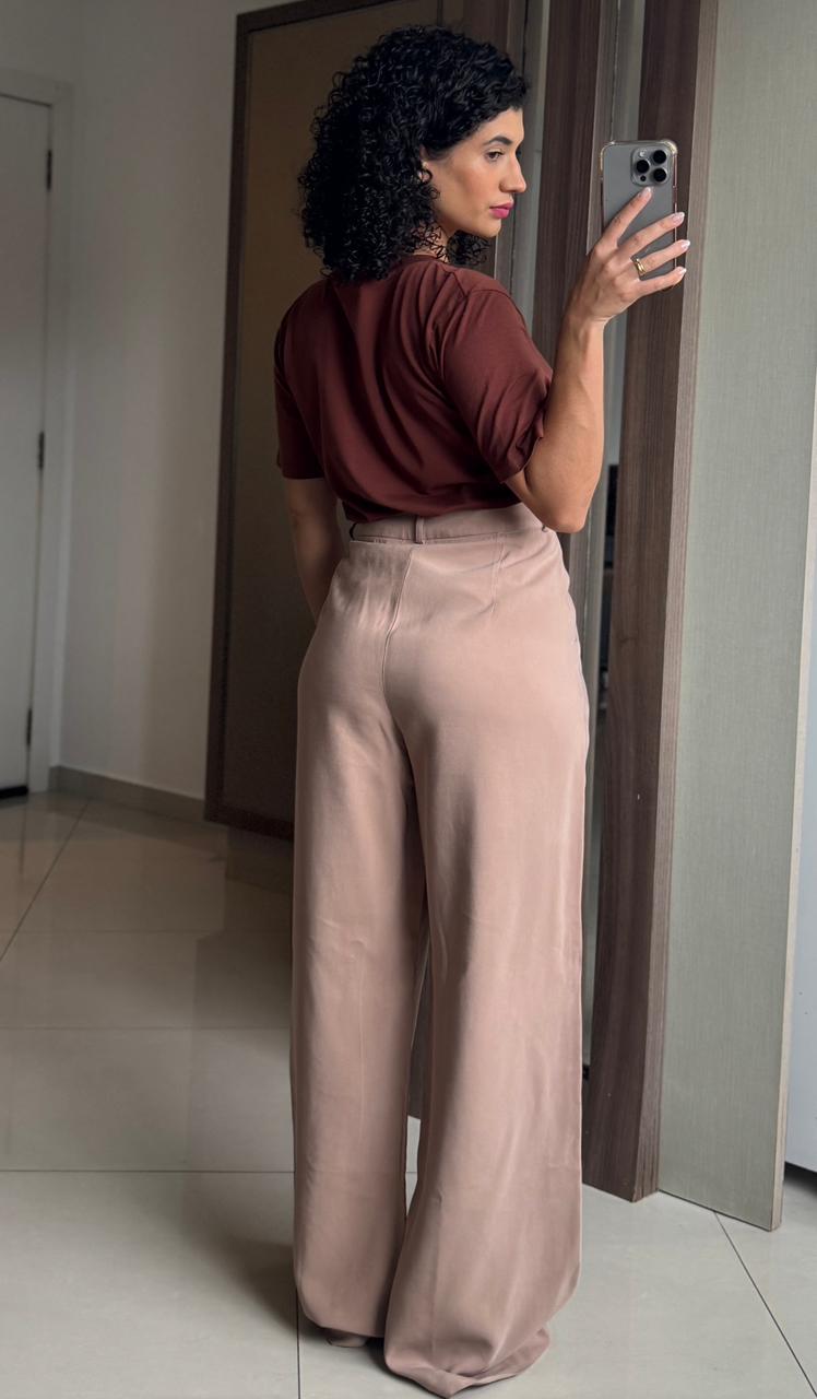 Calça Alfaiataria Bege com Pregas Bolso Faca e Passante - Chuá