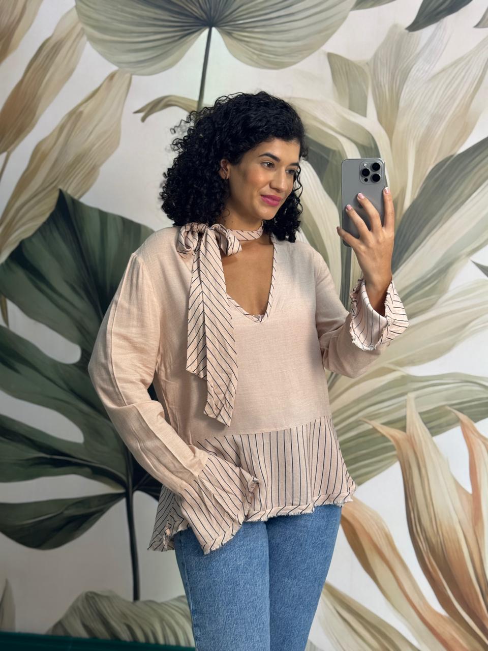 Blusa M/L Coral em Viscose com detalhes Listrados Marinho e Amarração no Pescoço - Le Lis Blanc