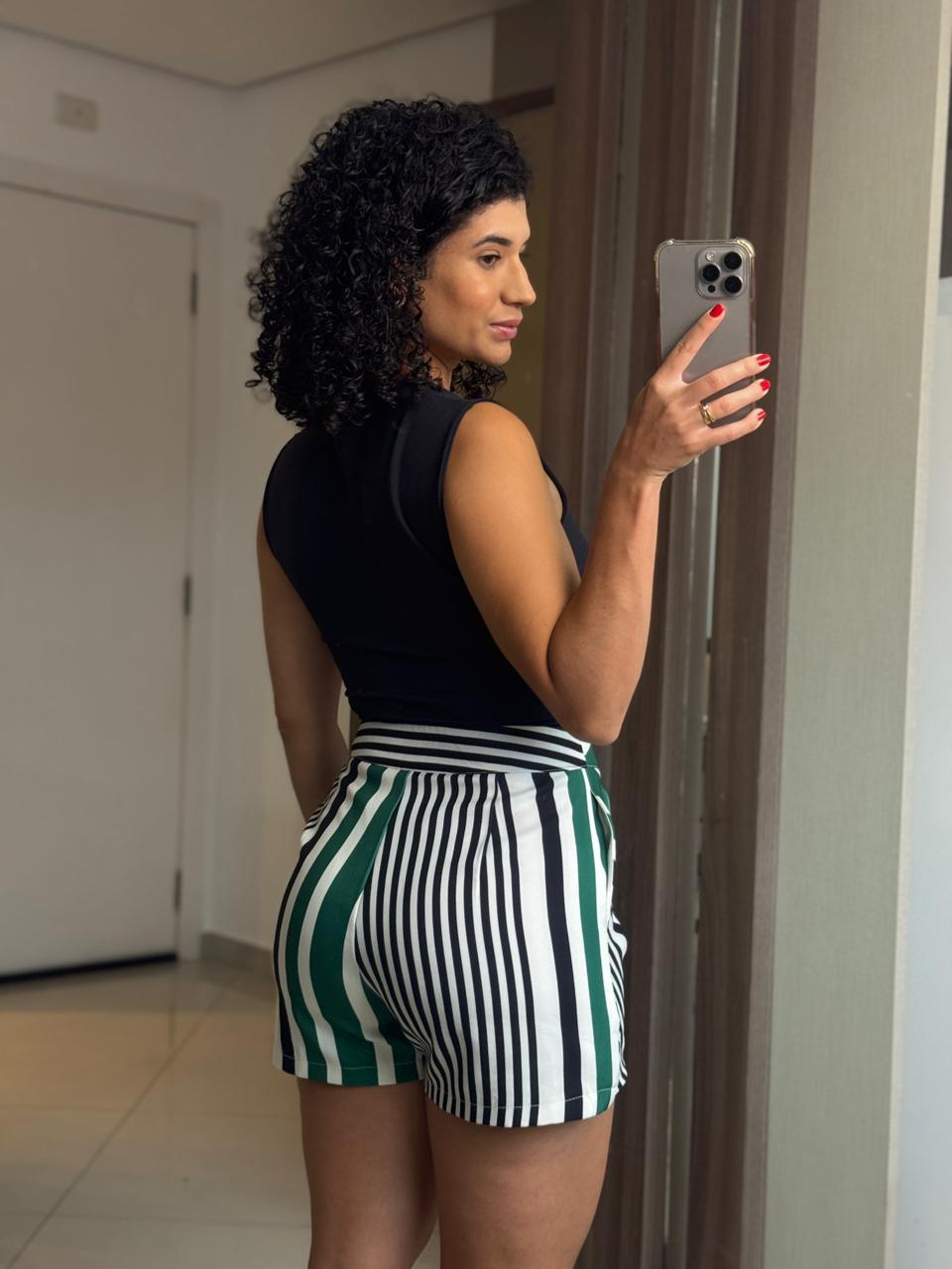 Shorts Listrado Branco/Verde/Preta com Zíper, Bolso e Cinto Embutido - Lemise