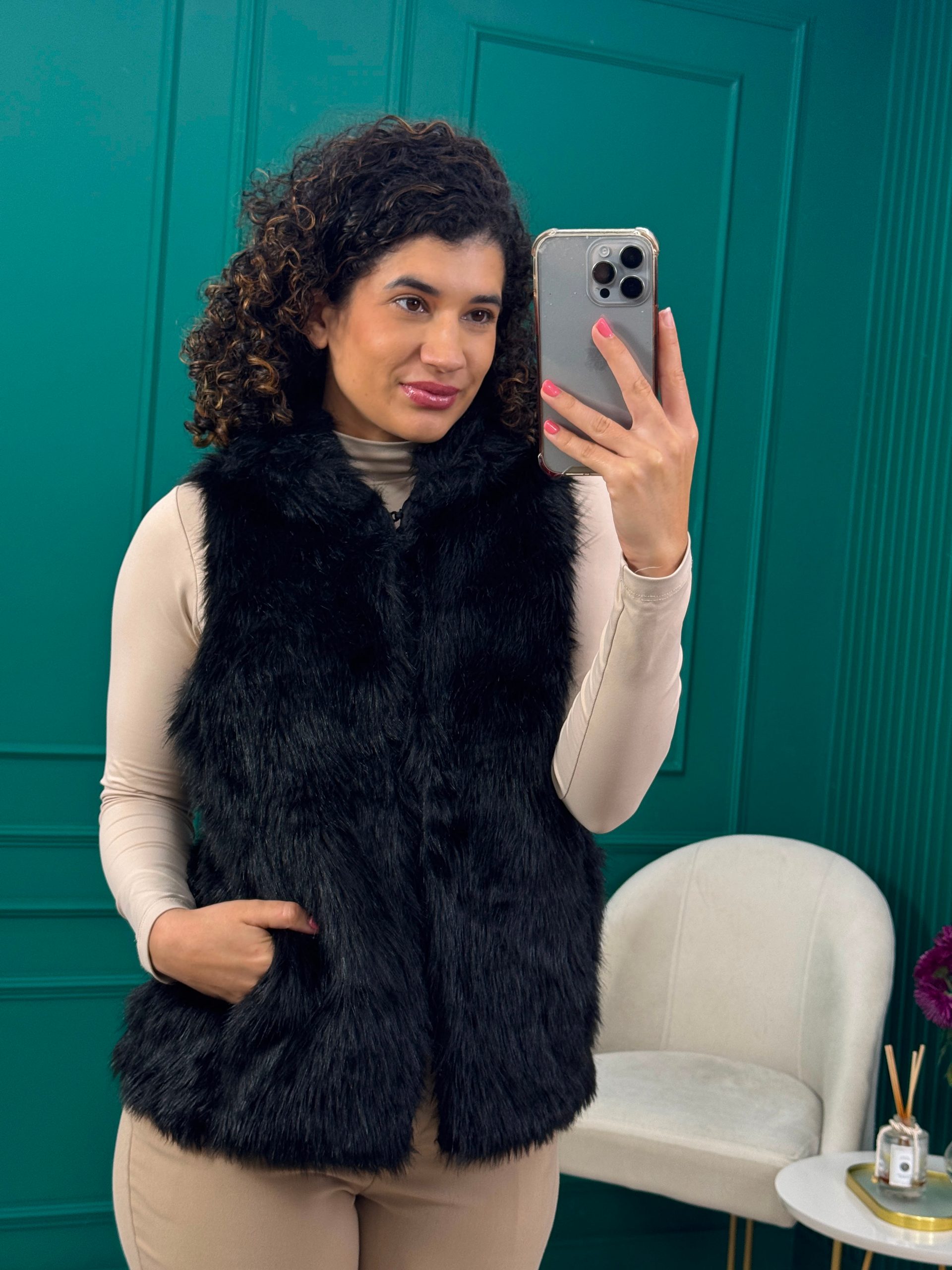 Colete de Pelo Sintético Preto com Forro e bolso  - Contatho