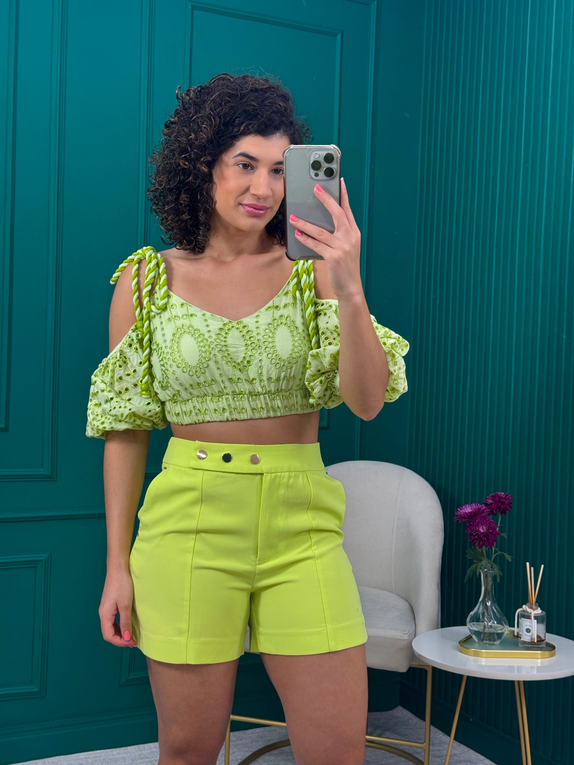 Shorts Alfaiataria Verde Limão com Botões Dourados - A Collection