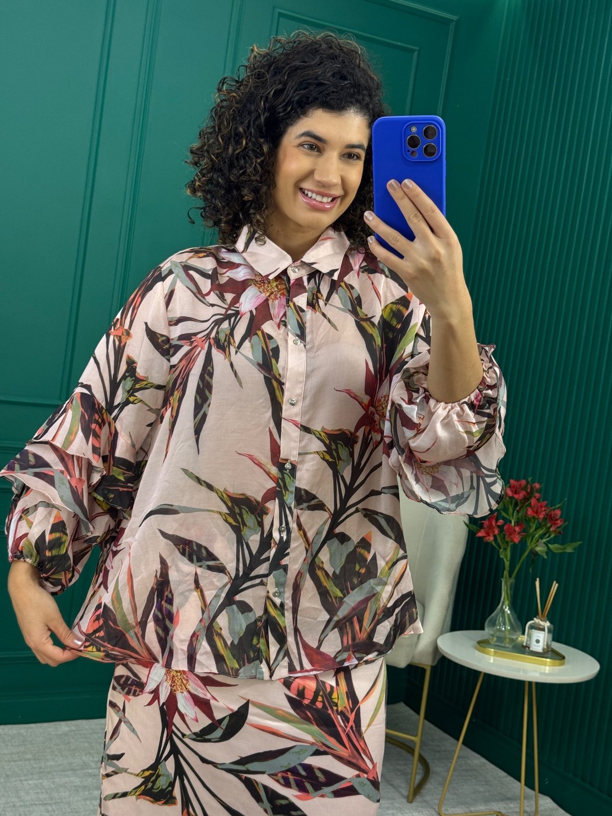 Conjunto Rosa Acetinado Floral com Camisa Manga Longa e Saia Midi - TVZ