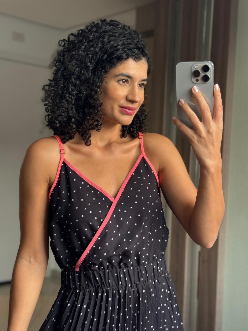 Vestido Plissado Preto com Estampa de Estrelas Detalhes Rosa com Forro e Alças Reguláveis - Chocoleite