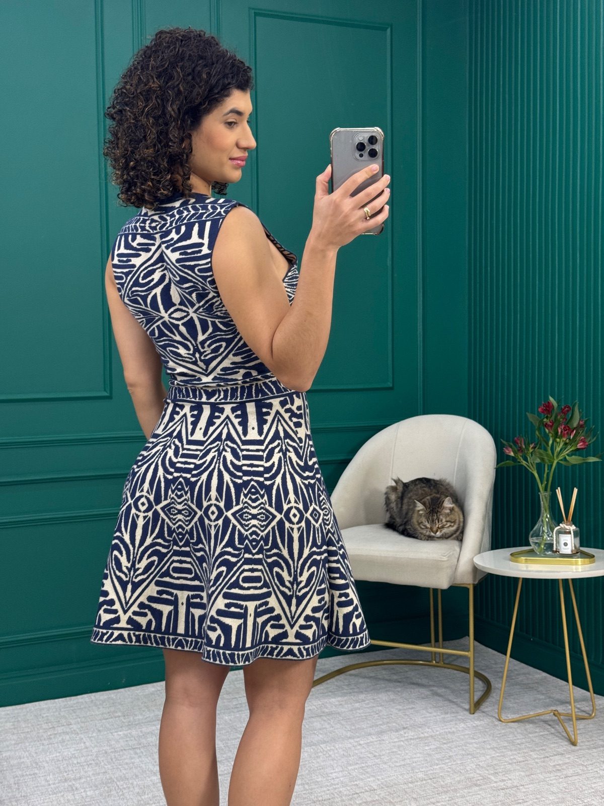 Vestido Curto Evasê em Tricô Jacquard Geométrico Azul Marinho e Off White Sem Manga - Lez a Lez