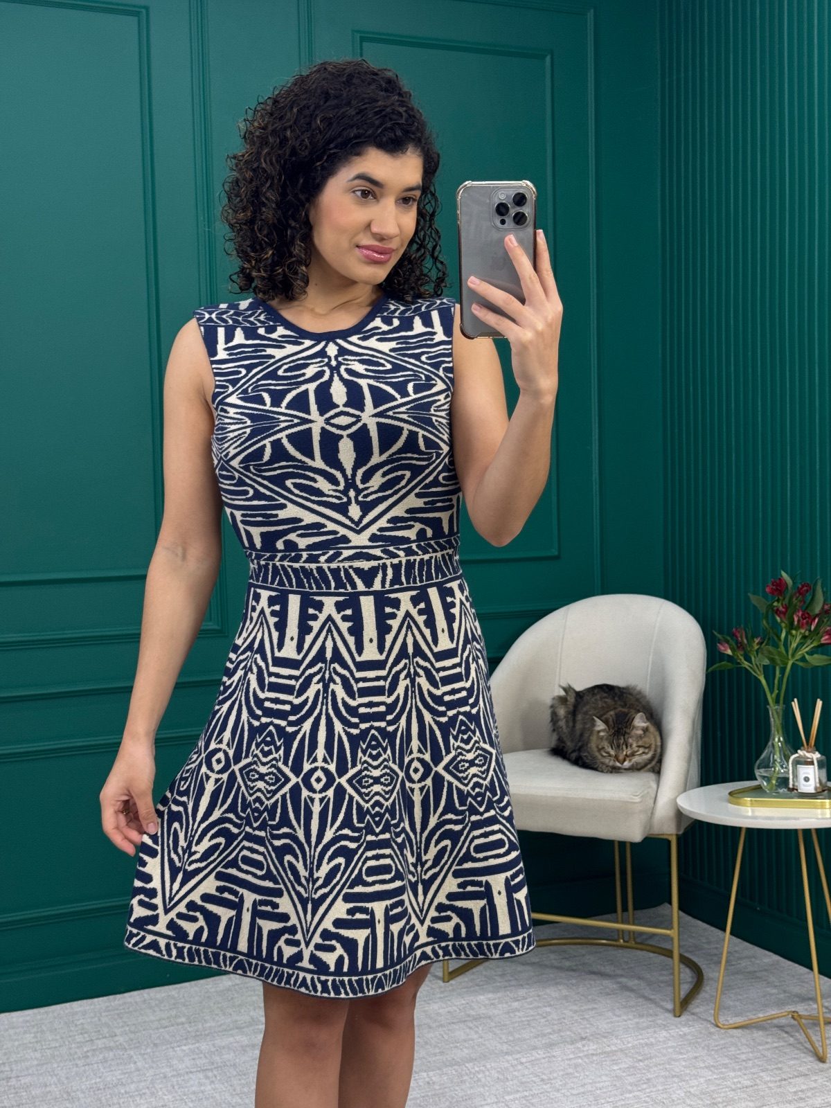 Vestido Curto Evasê em Tricô Jacquard Geométrico Azul Marinho e Off White Sem Manga - Lez a Lez