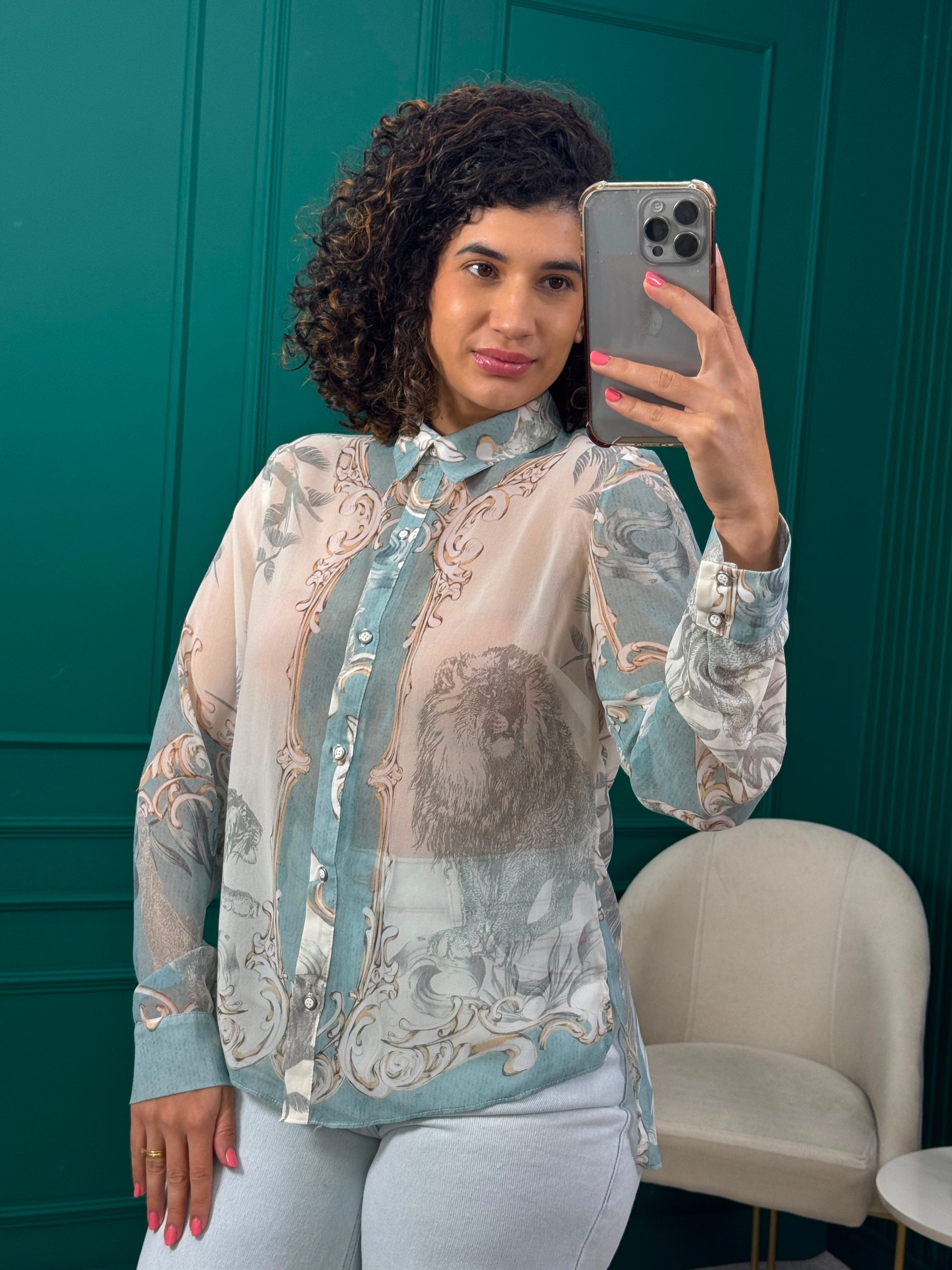 Camisa Manga Longa Estampada de Leão e Tigre em Tecido Fluido Semitransparente - Dimy