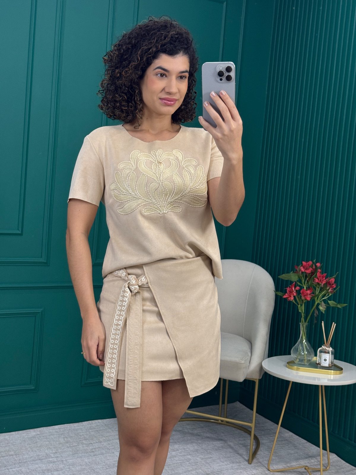 Conjunto Bege em Suede de Blusa Manga Curta e Saia Envelope com Bordado - Bana Bana