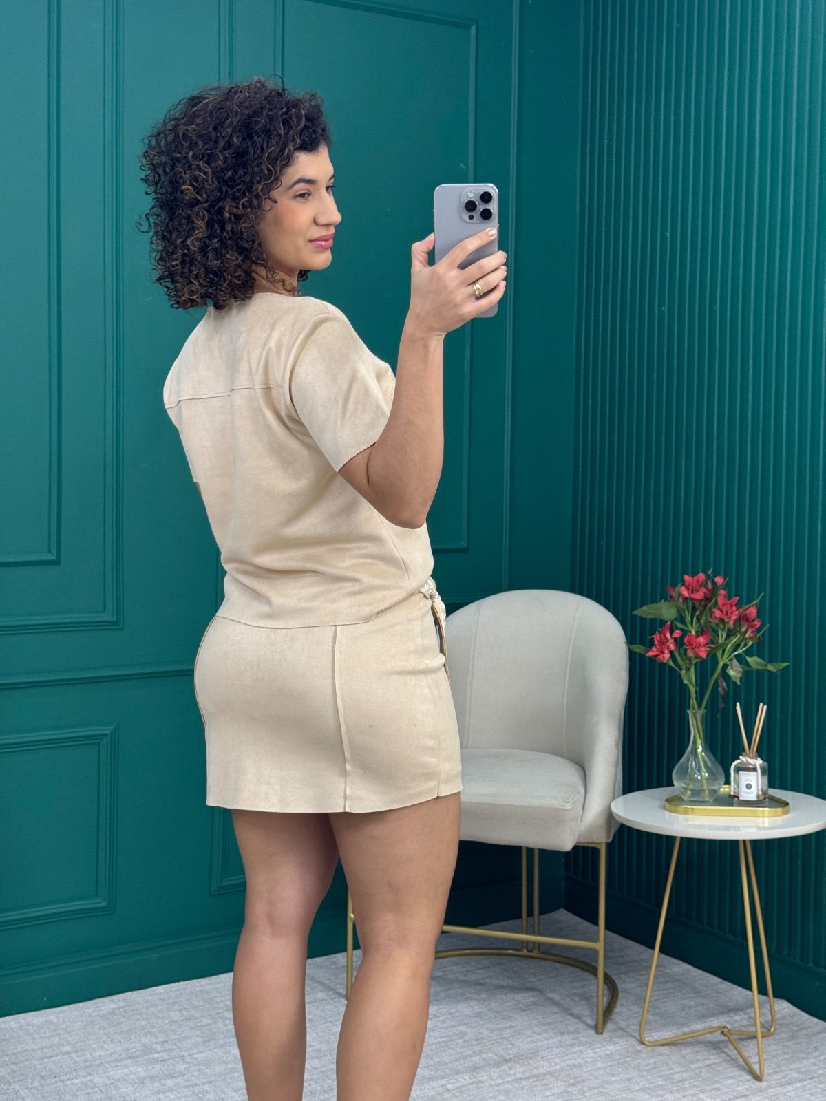 Conjunto Bege em Suede de Blusa Manga Curta e Saia Envelope com Bordado - Bana Bana