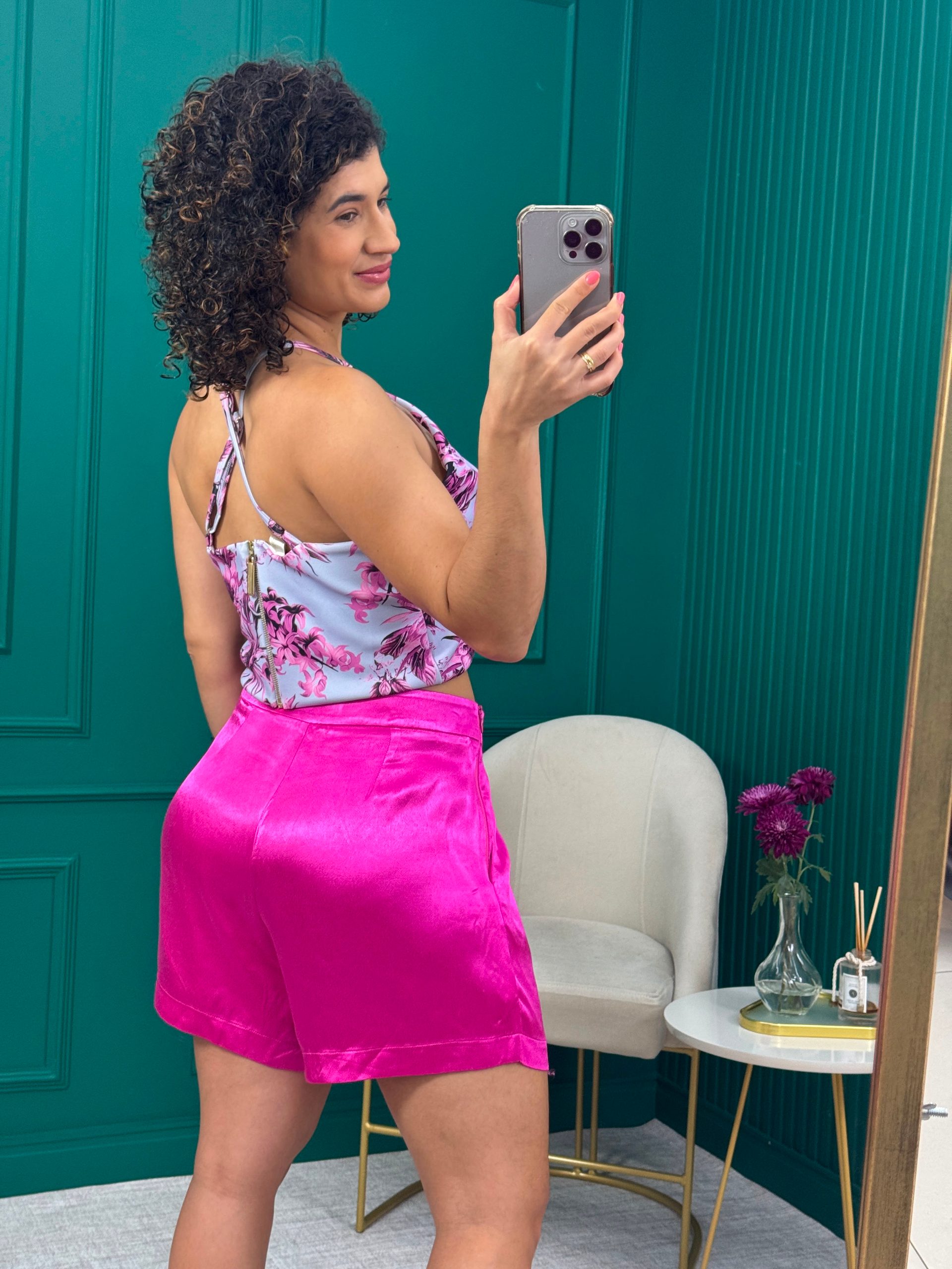 Shorts de Cetim Rosa Pink com Pregas e Bolsos - Flor de Lis