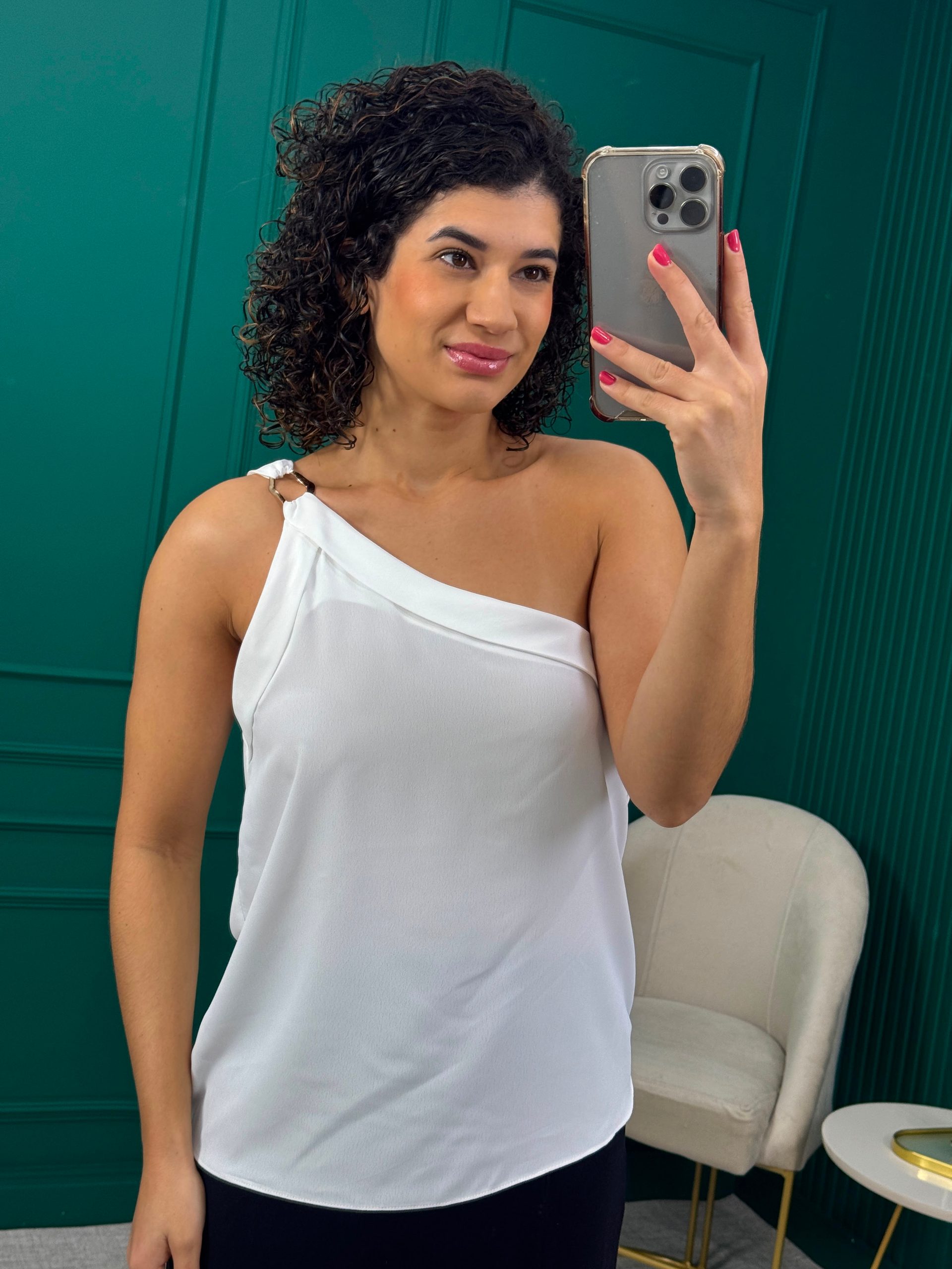 Regata Nula Manga Branca em Crepe com Aviamento Dourado - Donnaritz