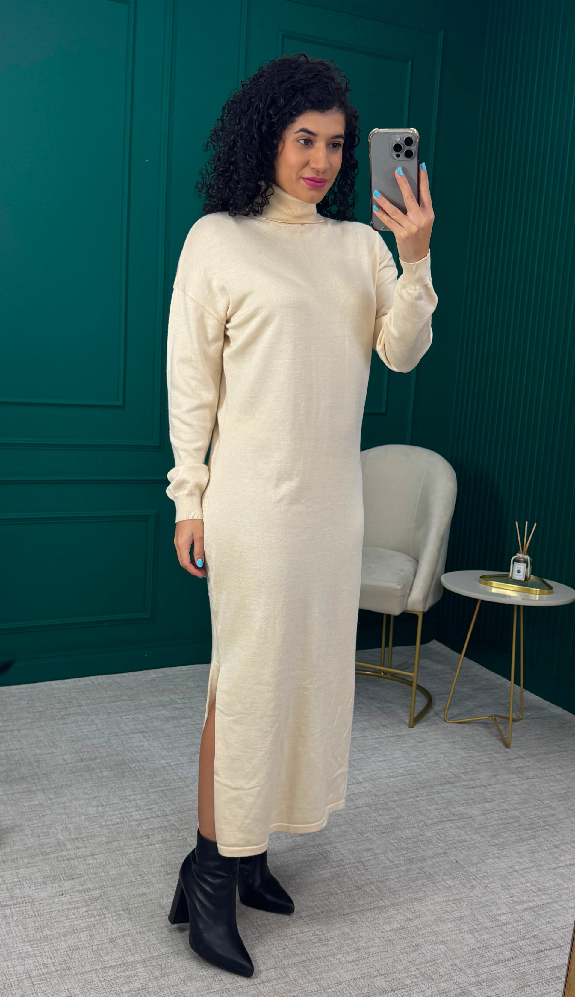Vestido Longo de Tricô Bege com Gola Alta