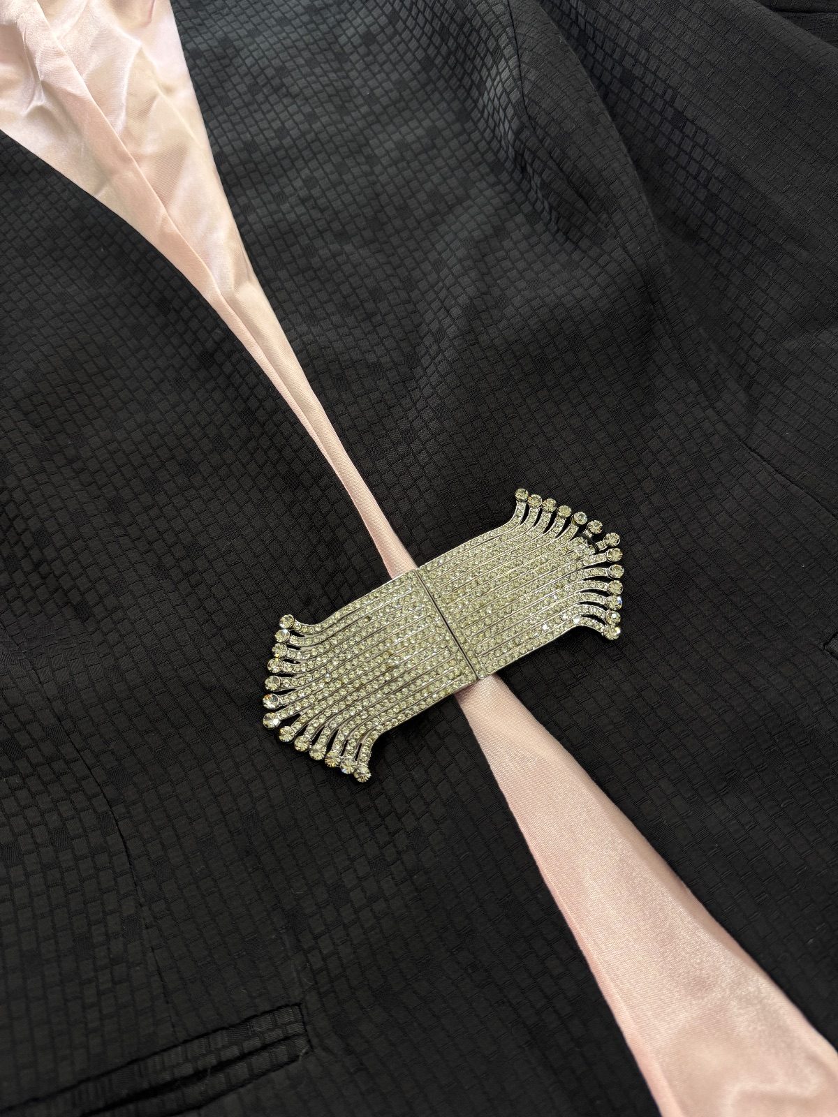 Blazer Preto Texturizado com Fecho de Strass e Forro - Saad
