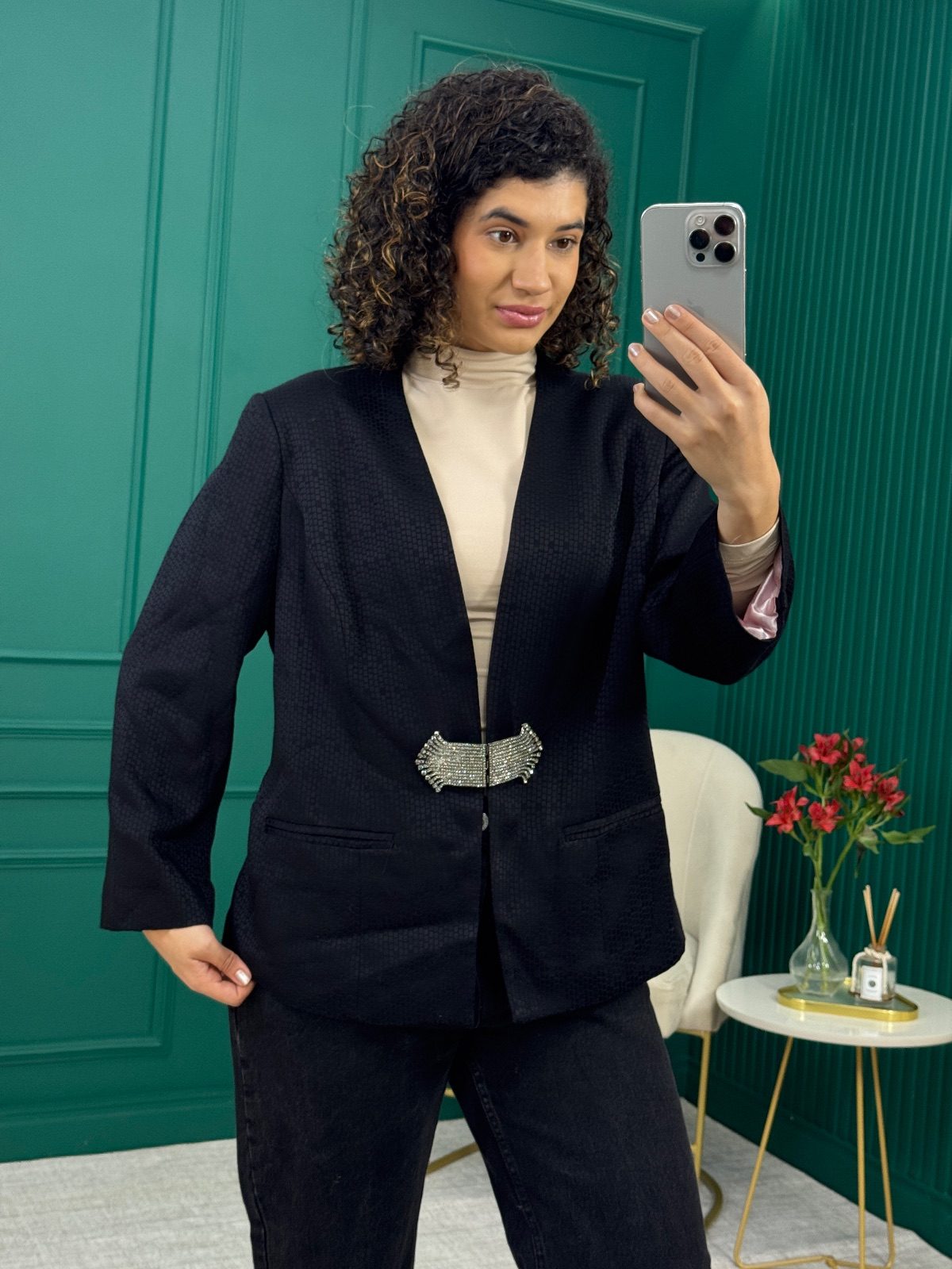 Blazer Preto Texturizado com Fecho de Strass e Forro - Saad