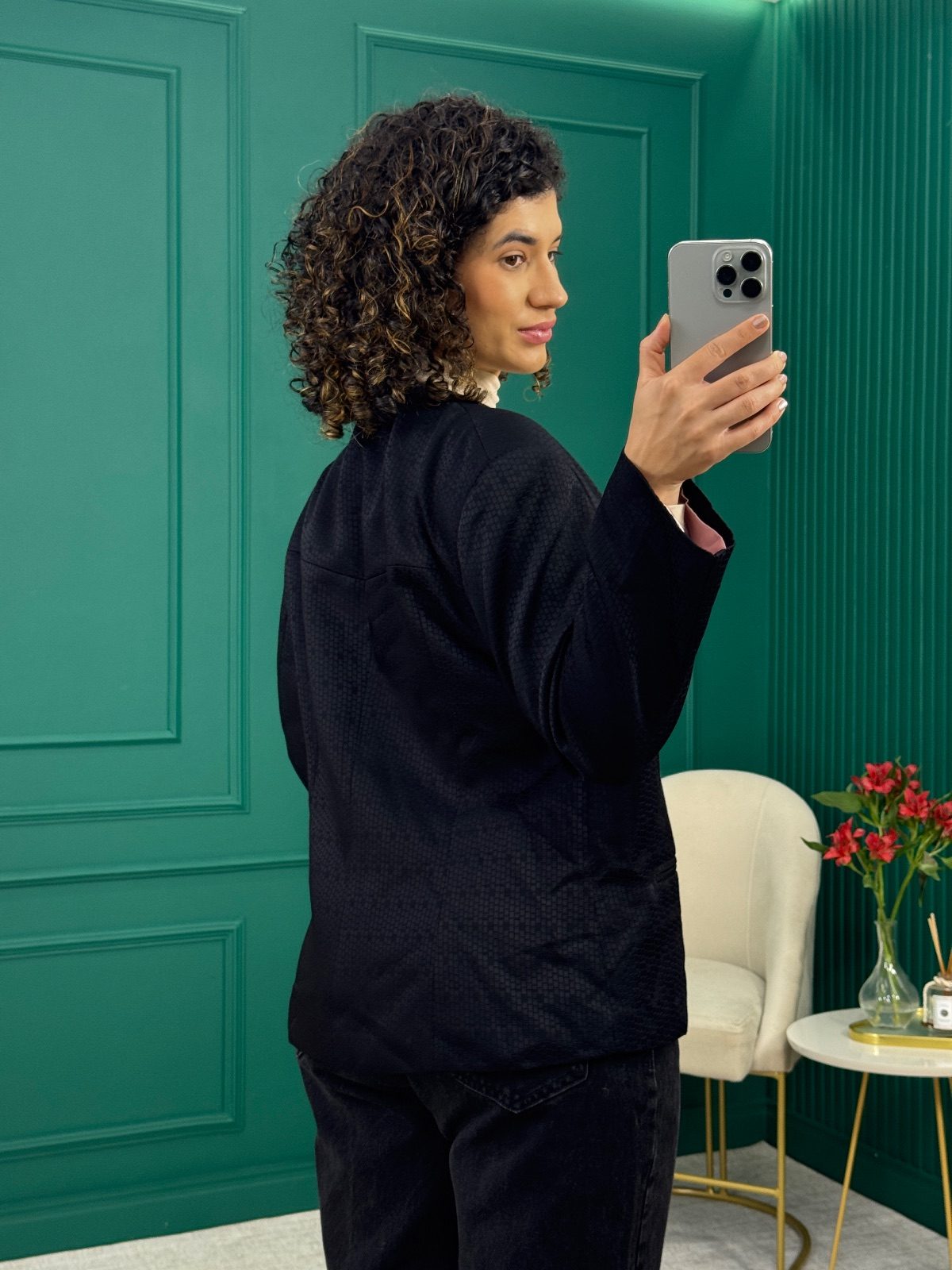 Blazer Preto Texturizado com Fecho de Strass e Forro - Saad
