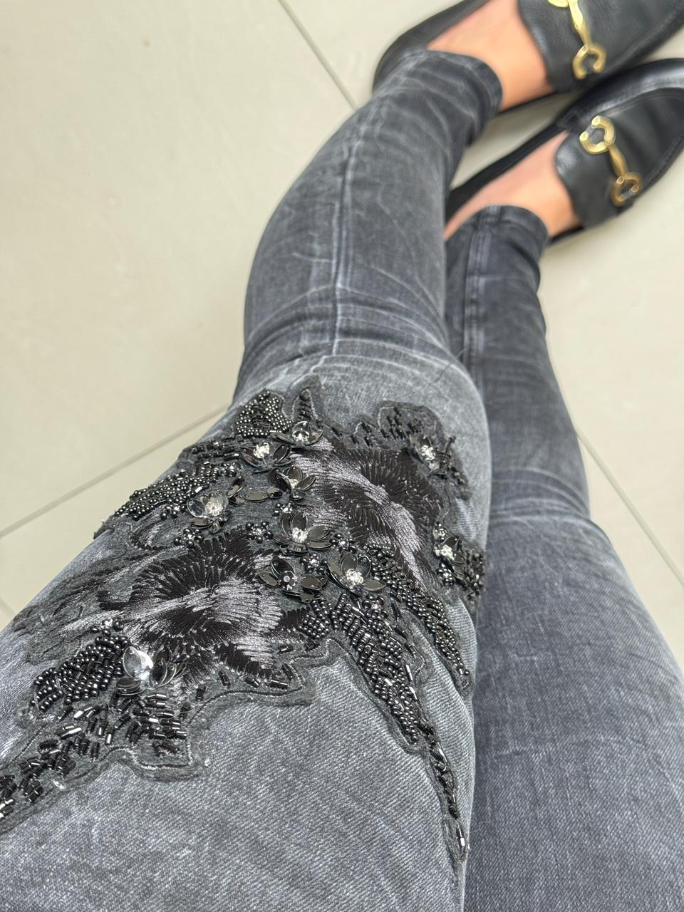 Calça Skinny Preta Estonada com Aplicação e Bordado - Zara