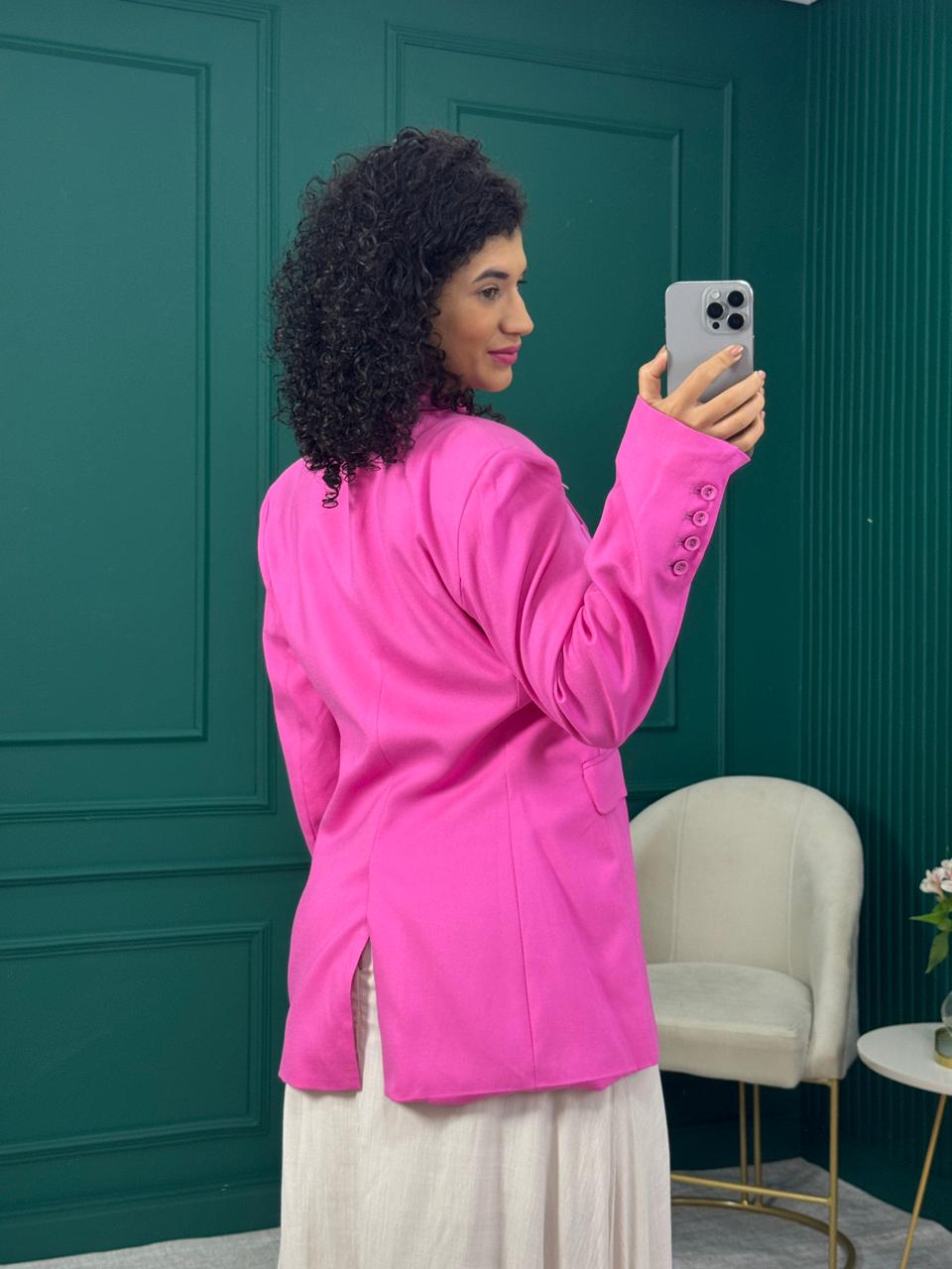 Blazer alfaiataria alongado em viscose rosa com forro, botão forrado e ombreira - Lez a Lez