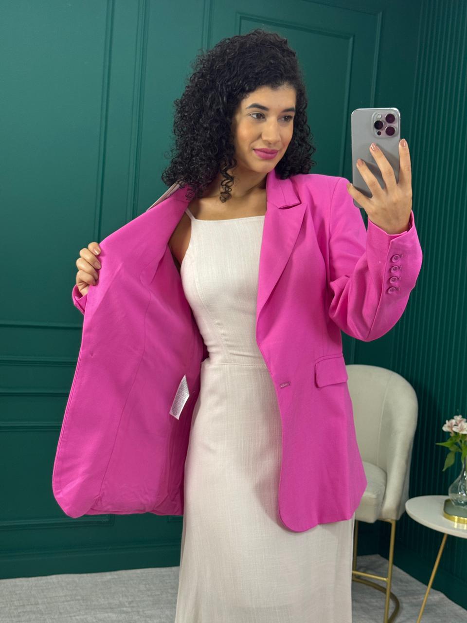 Blazer alfaiataria alongado em viscose rosa com forro, botão forrado e ombreira - Lez a Lez