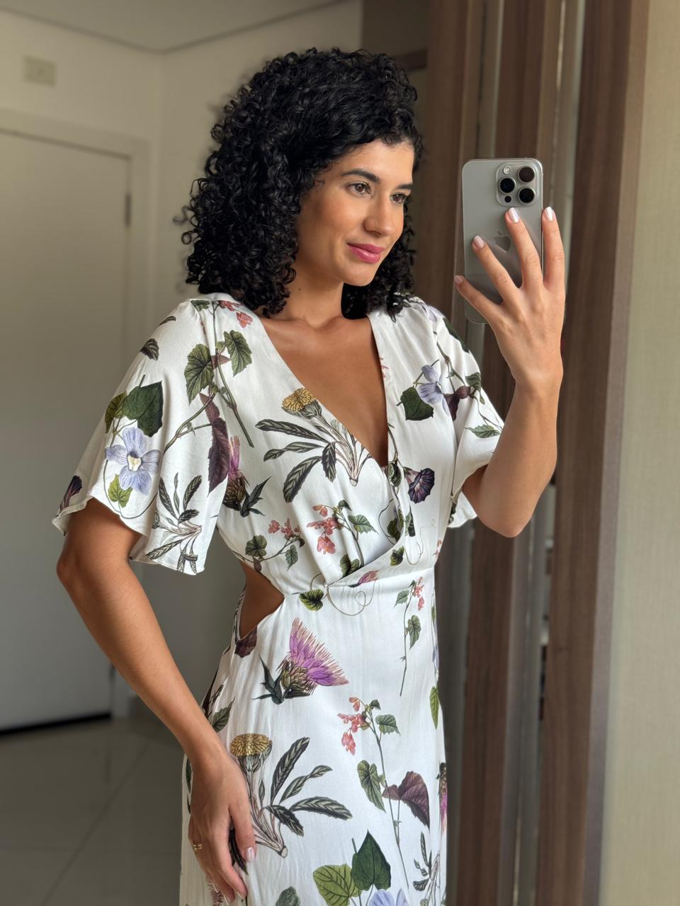 Vestido Longo em Viscose Branco Floral com Decote V, Abertura na Cintura, Zíper e Forro - Linda de Morrer