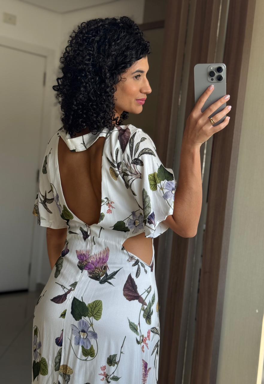 Vestido Longo em Viscose Branco Floral com Decote V, Abertura na Cintura, Zíper e Forro - Linda de Morrer