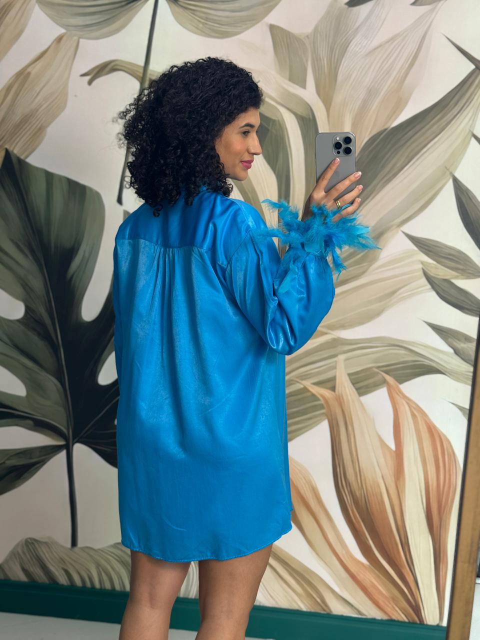 Camisa Alongada Azul Acetinada com Penas nos Penas e Bolsos