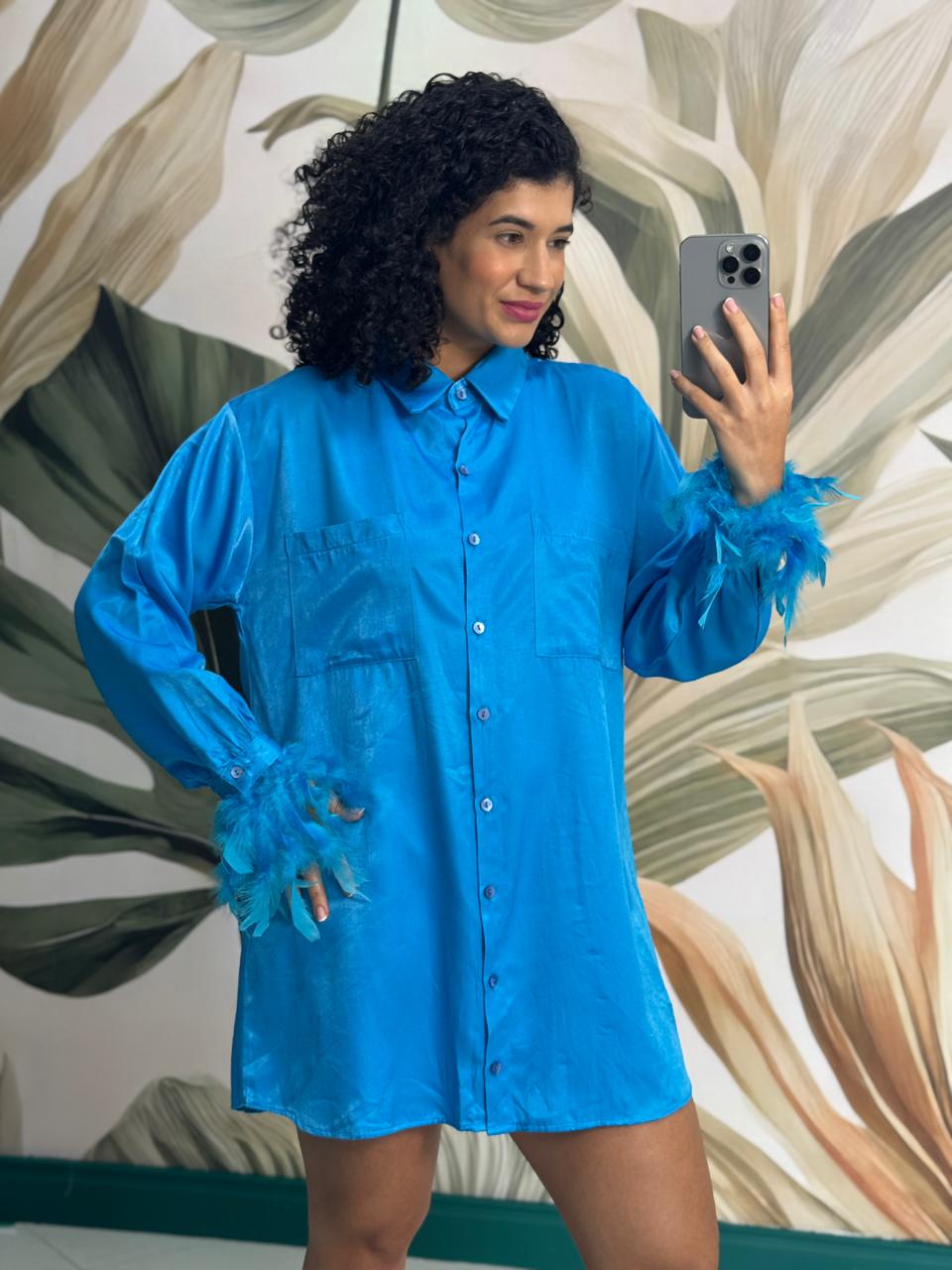 Camisa Alongada Azul Acetinada com Penas nos Penas e Bolsos