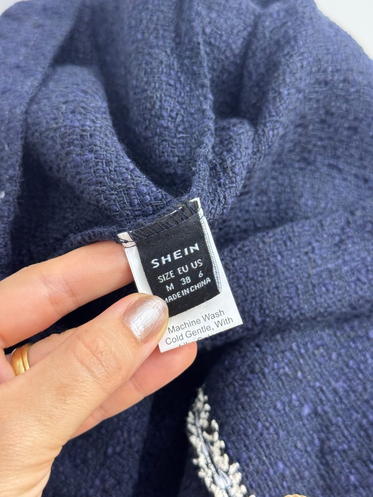 Vestido Curto em Tweed Azul Marinho com Acabamento Trançado e Botão Perola - Shein
