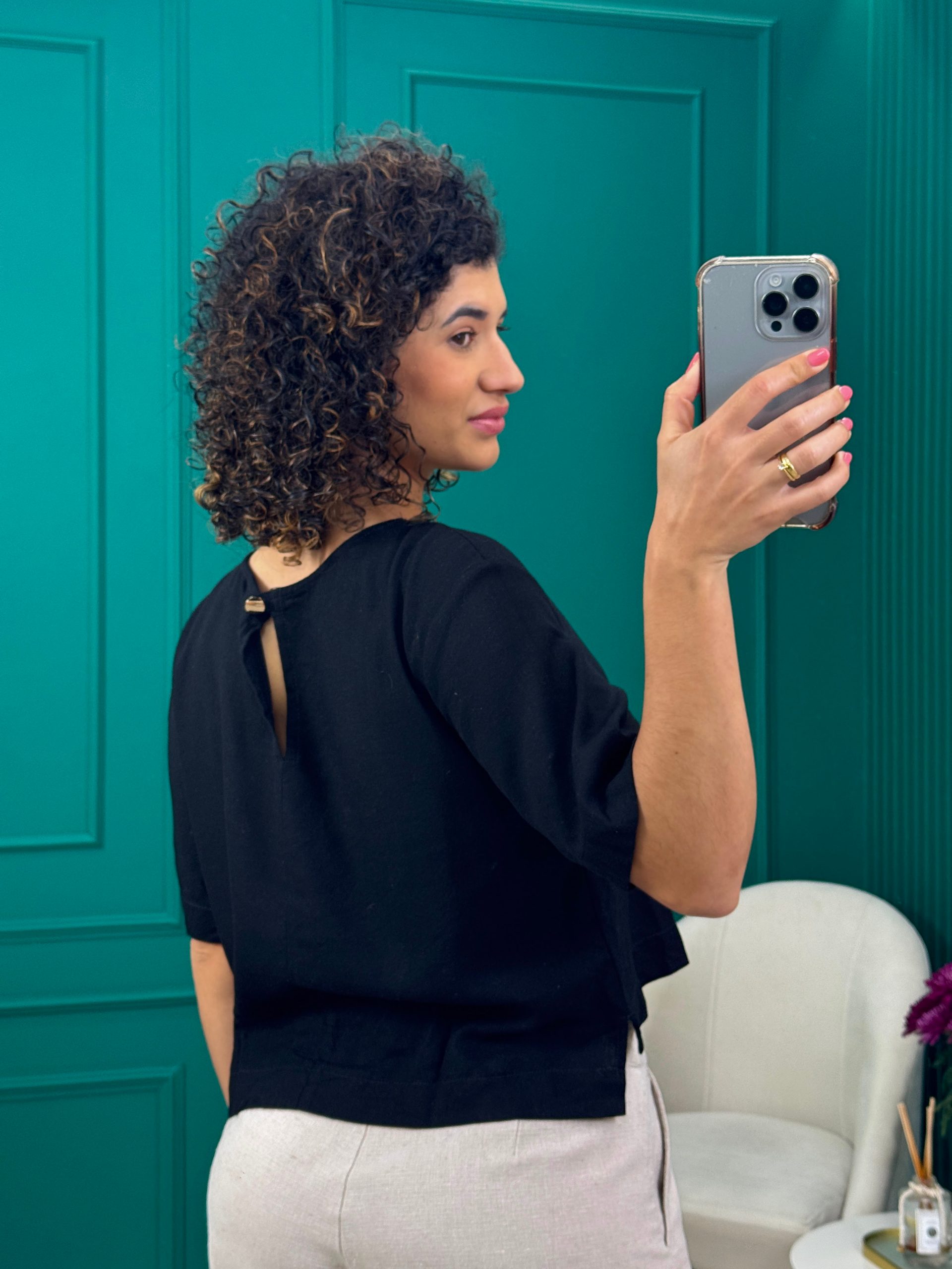 Blusa Preta em Viscolinho com Botão Traseiro