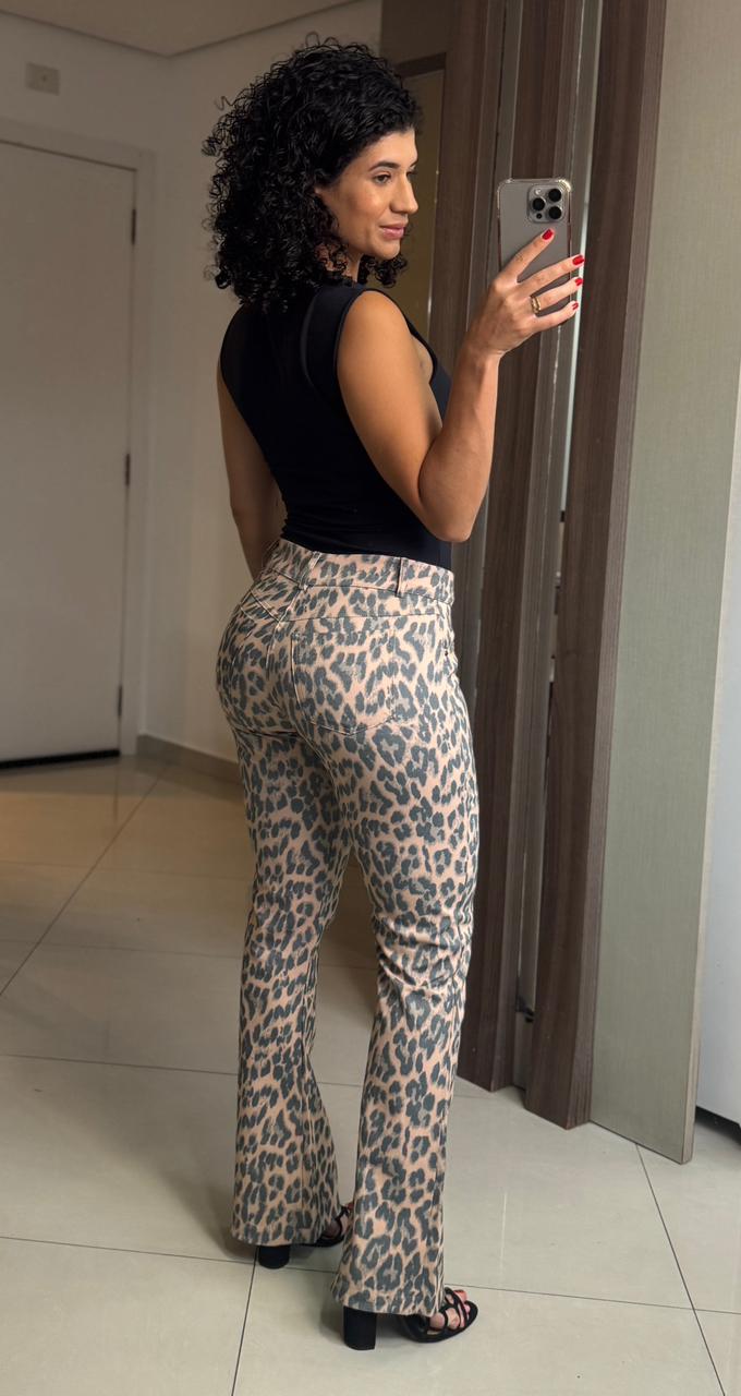 Calça Reta Animal Print com Bolso - Sly