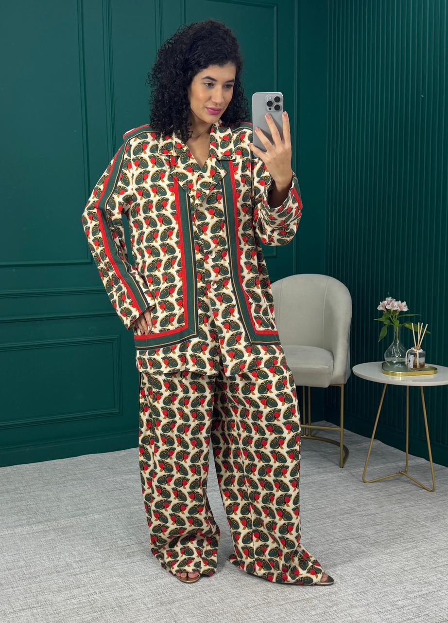 Conjunto de Blazer com ombreira com botões forrados e Calça com prega em viscolinho estampa sapo - Farm