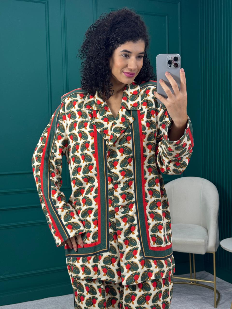 Conjunto de Blazer com ombreira com botões forrados e Calça com prega em viscolinho estampa sapo - Farm