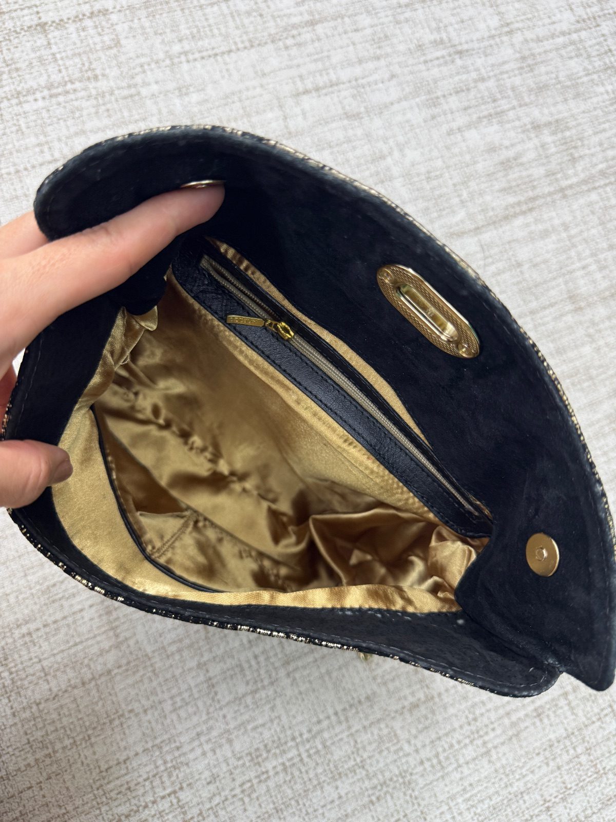 Bolsa de Ombro Preta e Dourada Metalizada com Alça de Corrente - Arezzo