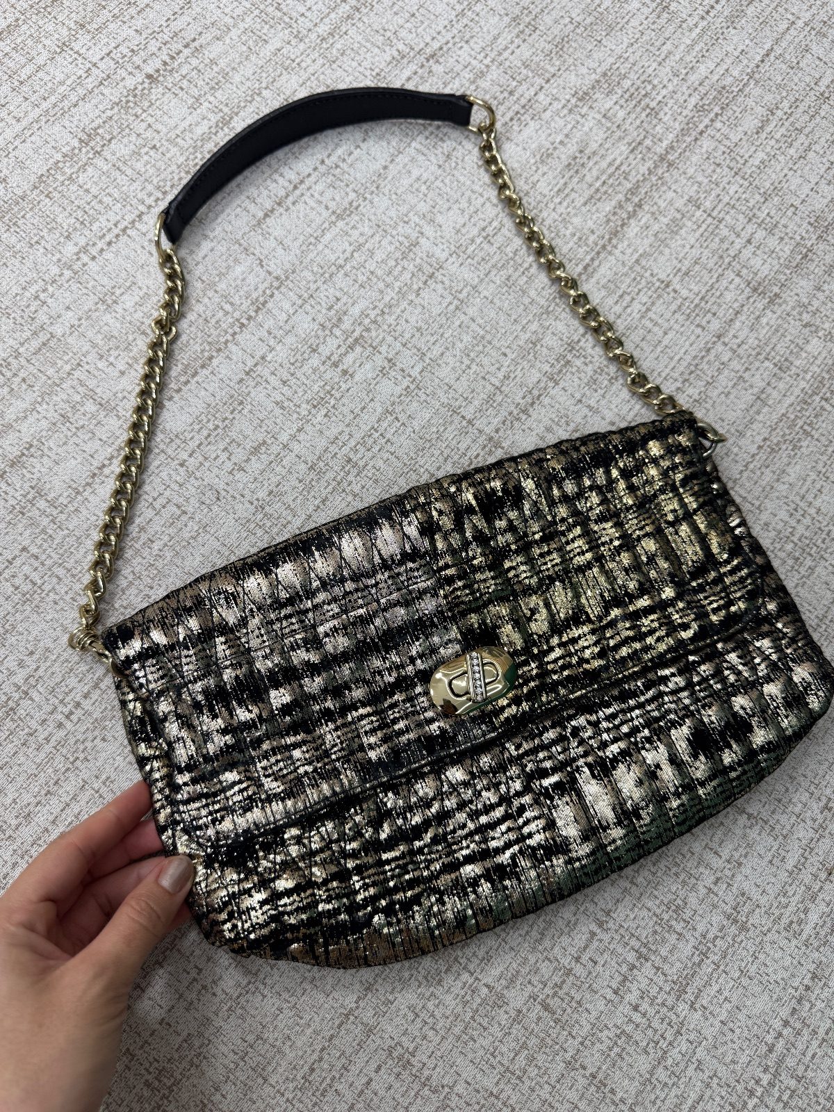 Bolsa de Ombro Preta e Dourada Metalizada com Alça de Corrente - Arezzo