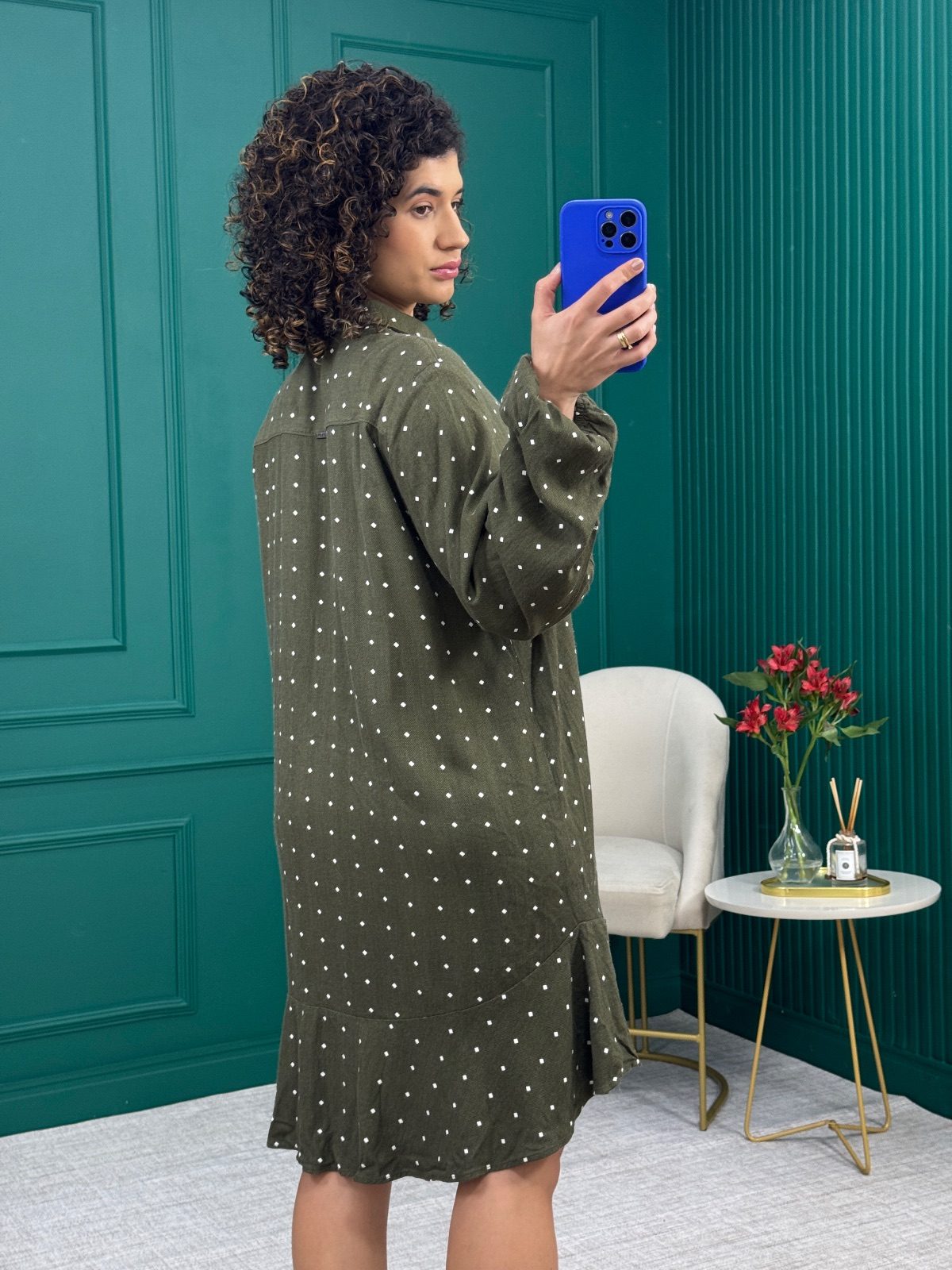 Vestido Chemise Curto Verde Militar com Estampa Geométrica e Babado - DZARM