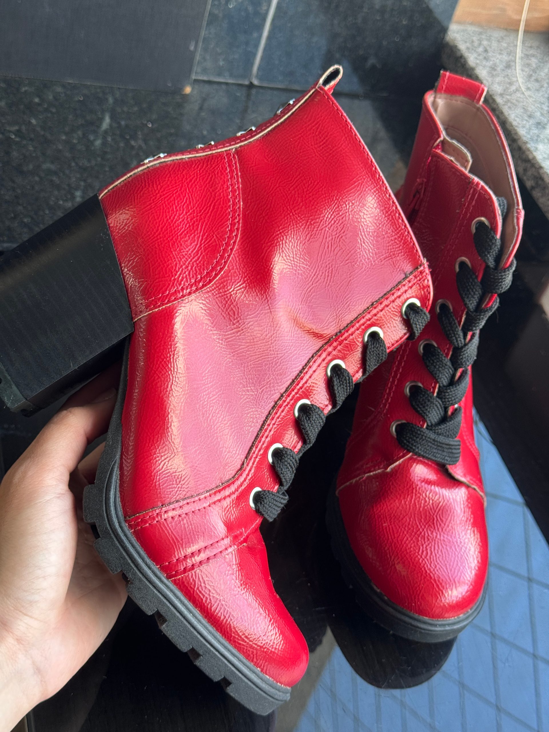 Coturno Vermelho e Preto Tratorado - Via Marte