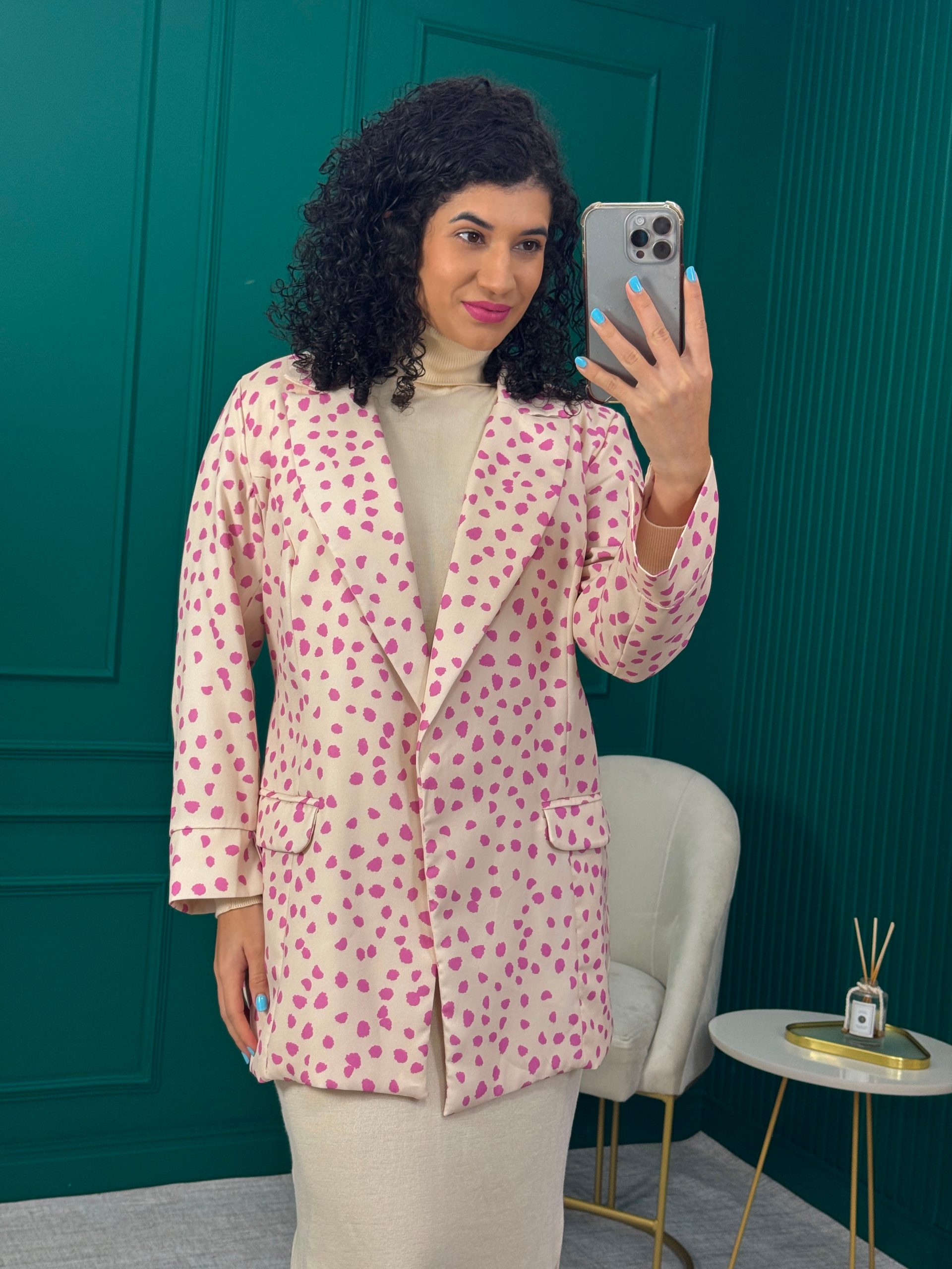 Blazer Alongado Bege com Pintas Rosas com Forro e Bolsos - Bari