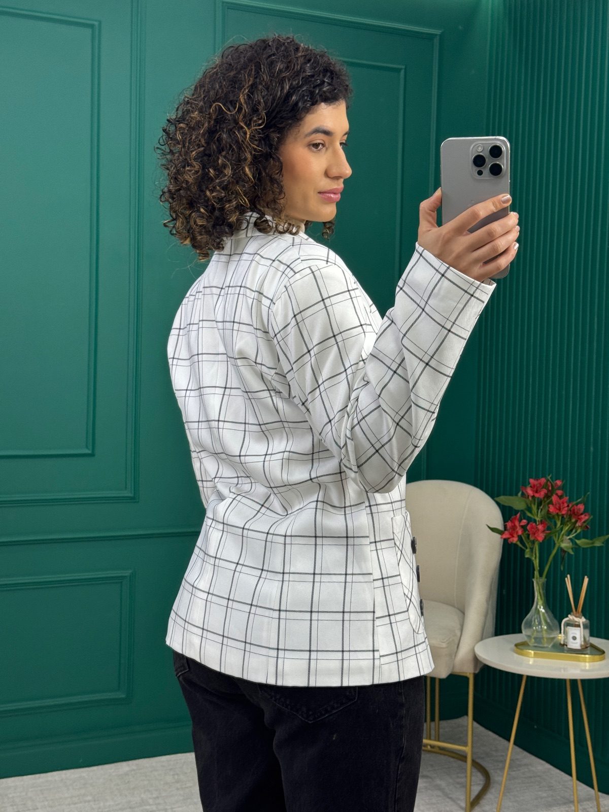 Blazer Alfaiataria Branco Xadrez Grid com Botões Decorativos nos Bolsos