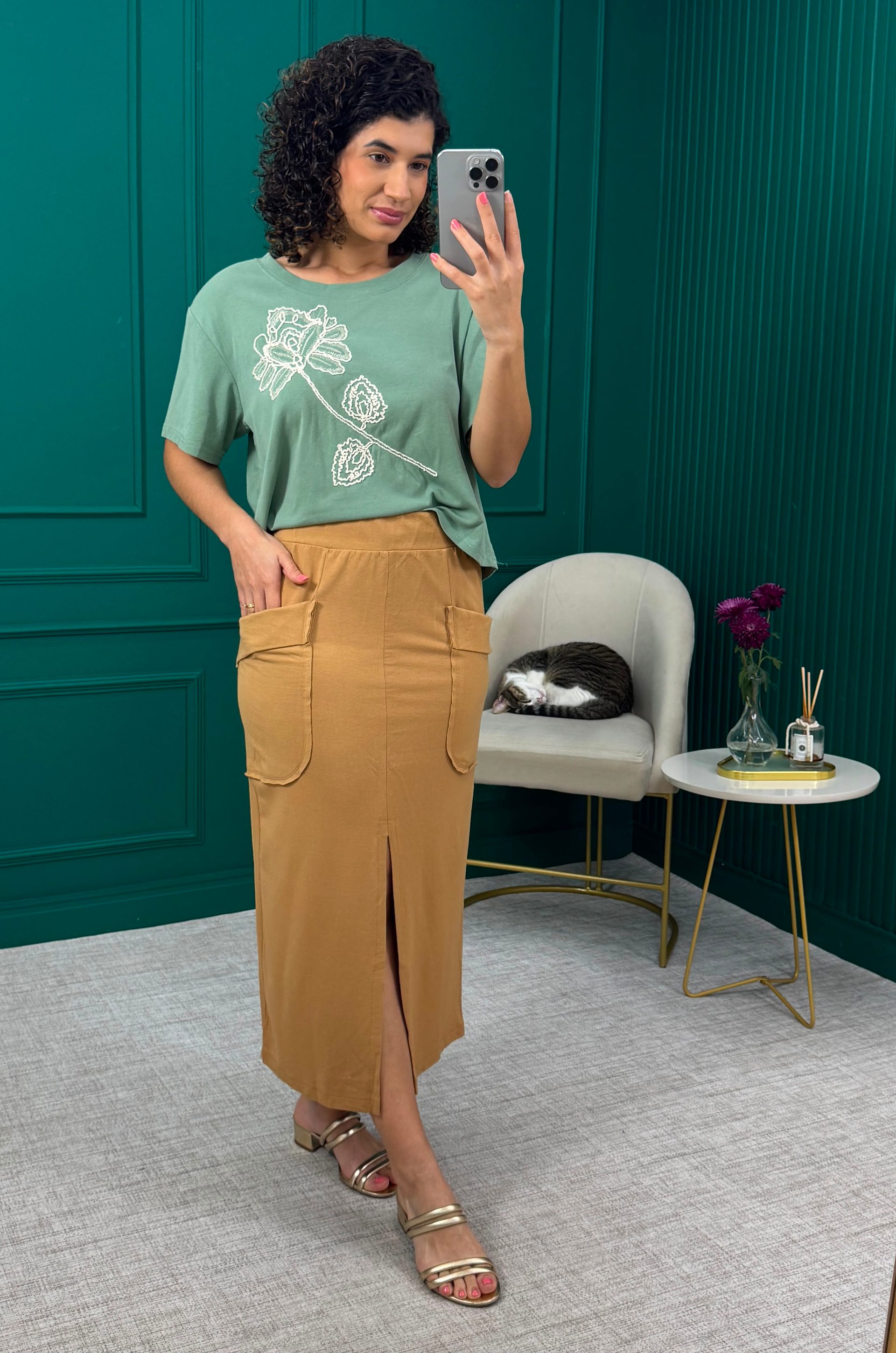 Saia Midi Caramelo em Malha com Bolsos Utilitários e Fenda Frontal
