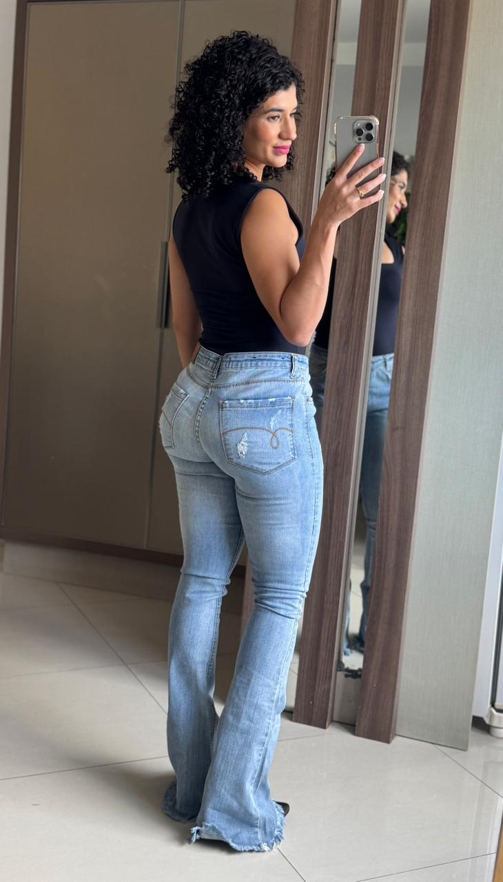 Calça Jeans Flare com Elastano Rasgada e Barra Desfiada - John John