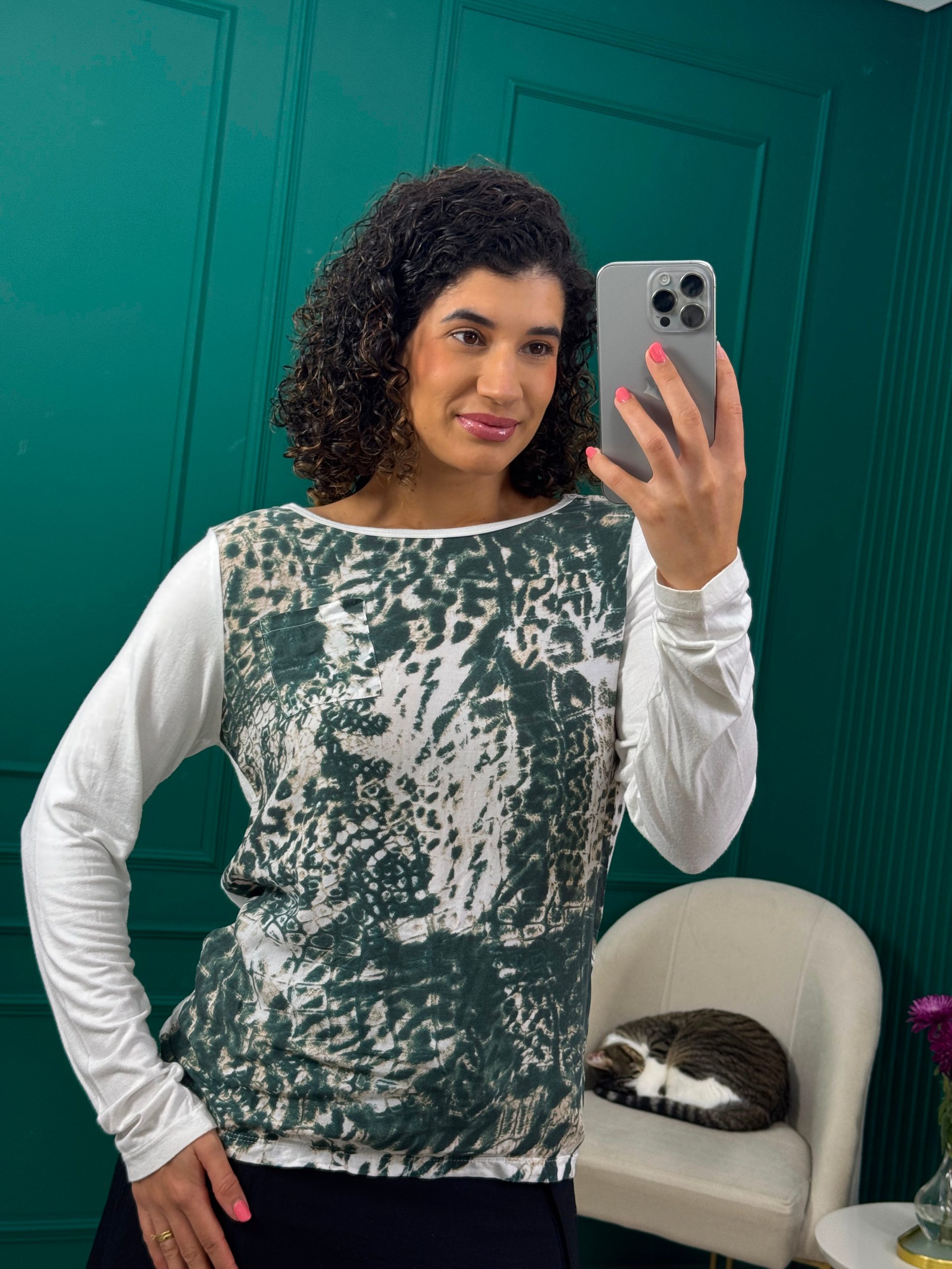 Blusa Manga Longa Branca com Estampa Animal Print - Emília Ferrara