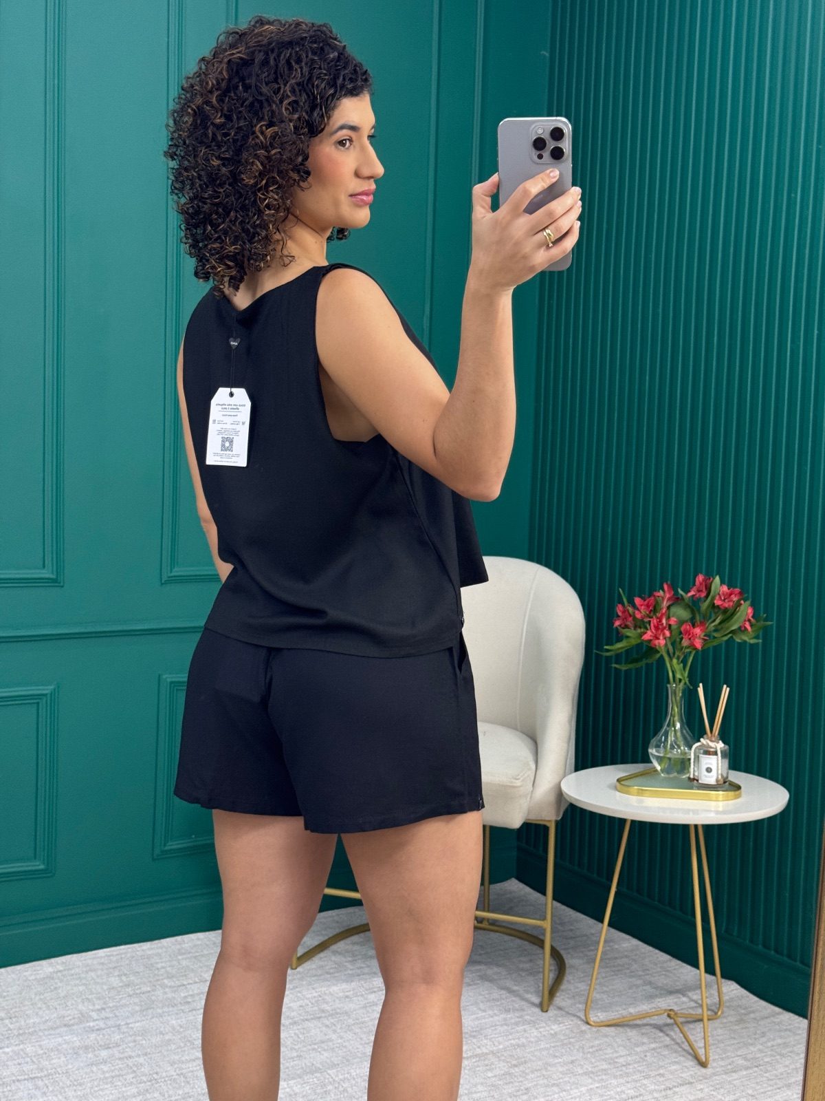 Conjunto Preto em Viscose e Linho com Regata Decote V e Shorts - Amô Brand