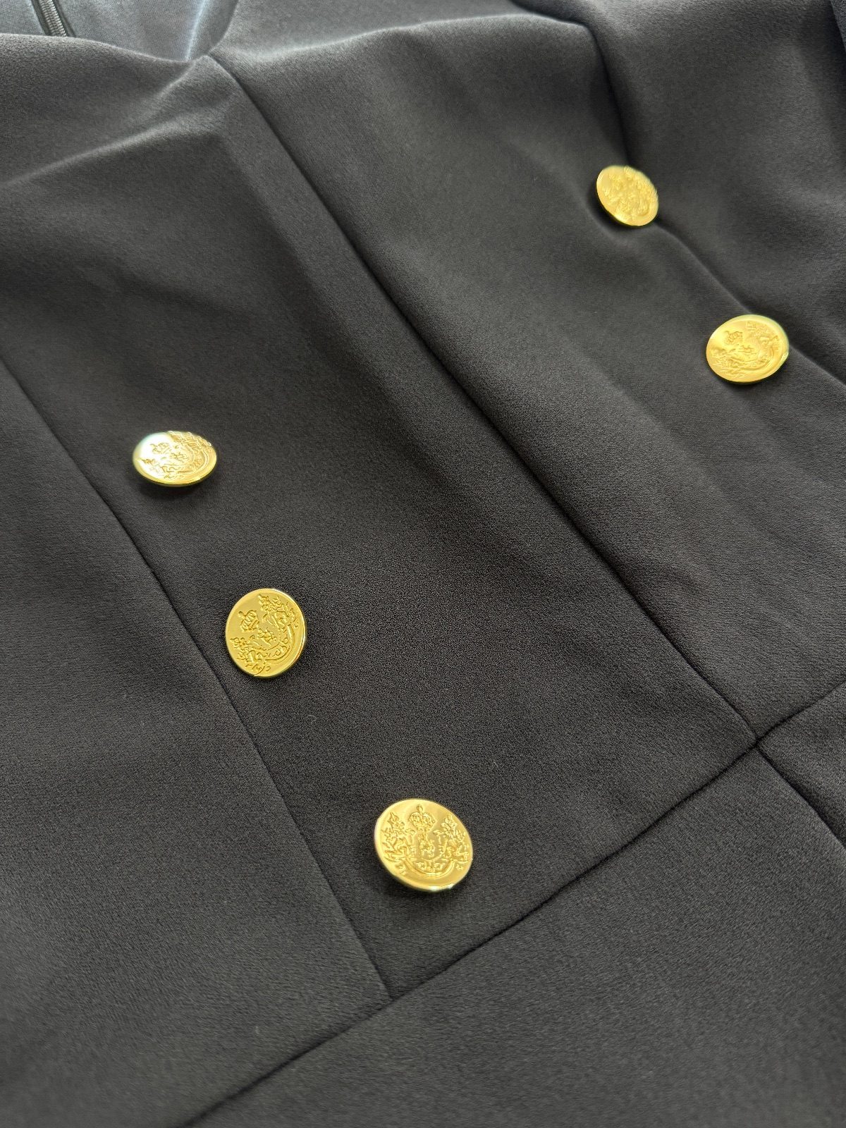 Macacão Alfaiataria Pantalona Preto com Ombreiras, Manga Longa com Botões Dourados - A Collection