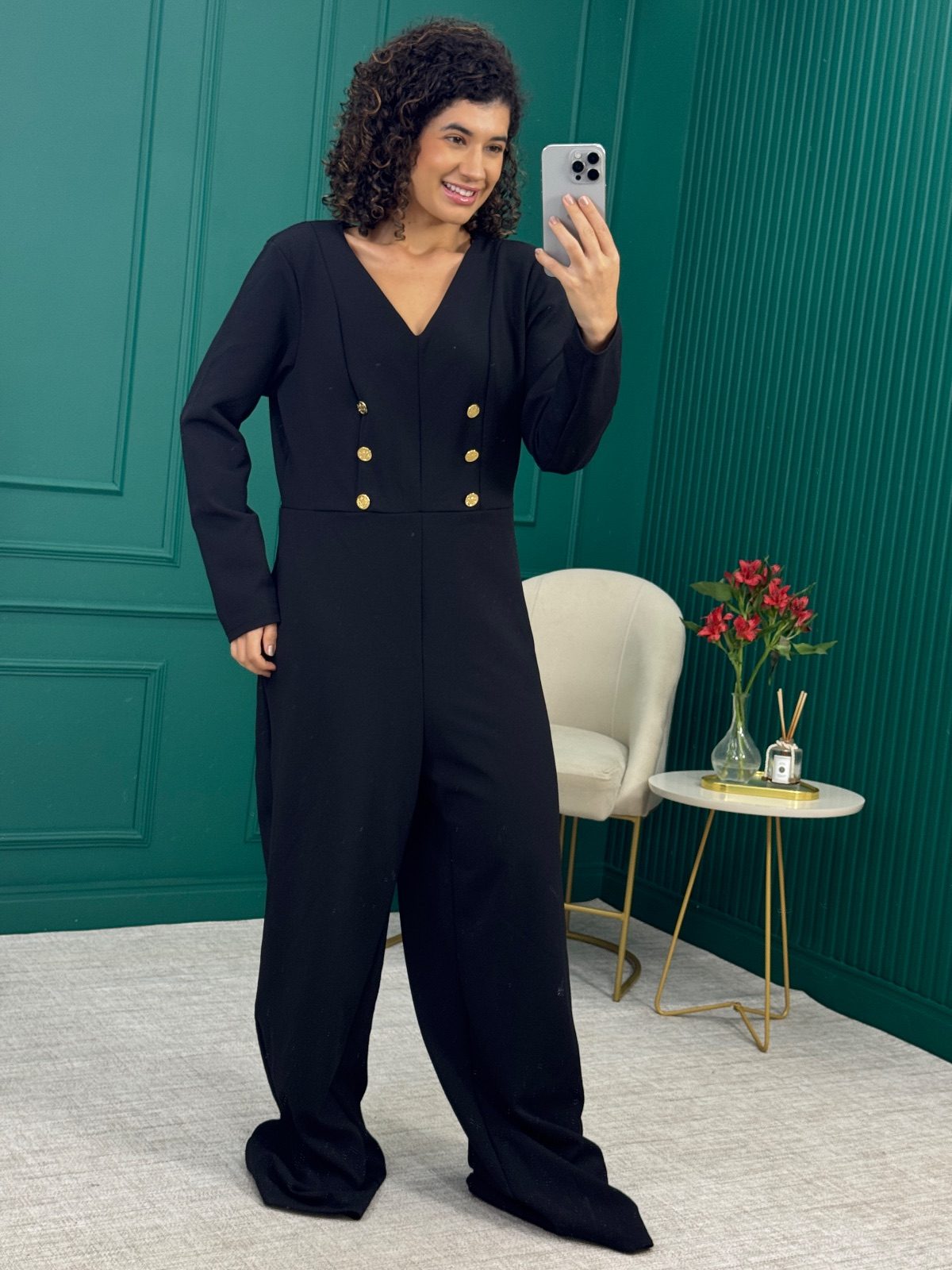 Macacão Alfaiataria Pantalona Preto com Ombreiras, Manga Longa com Botões Dourados - A Collection