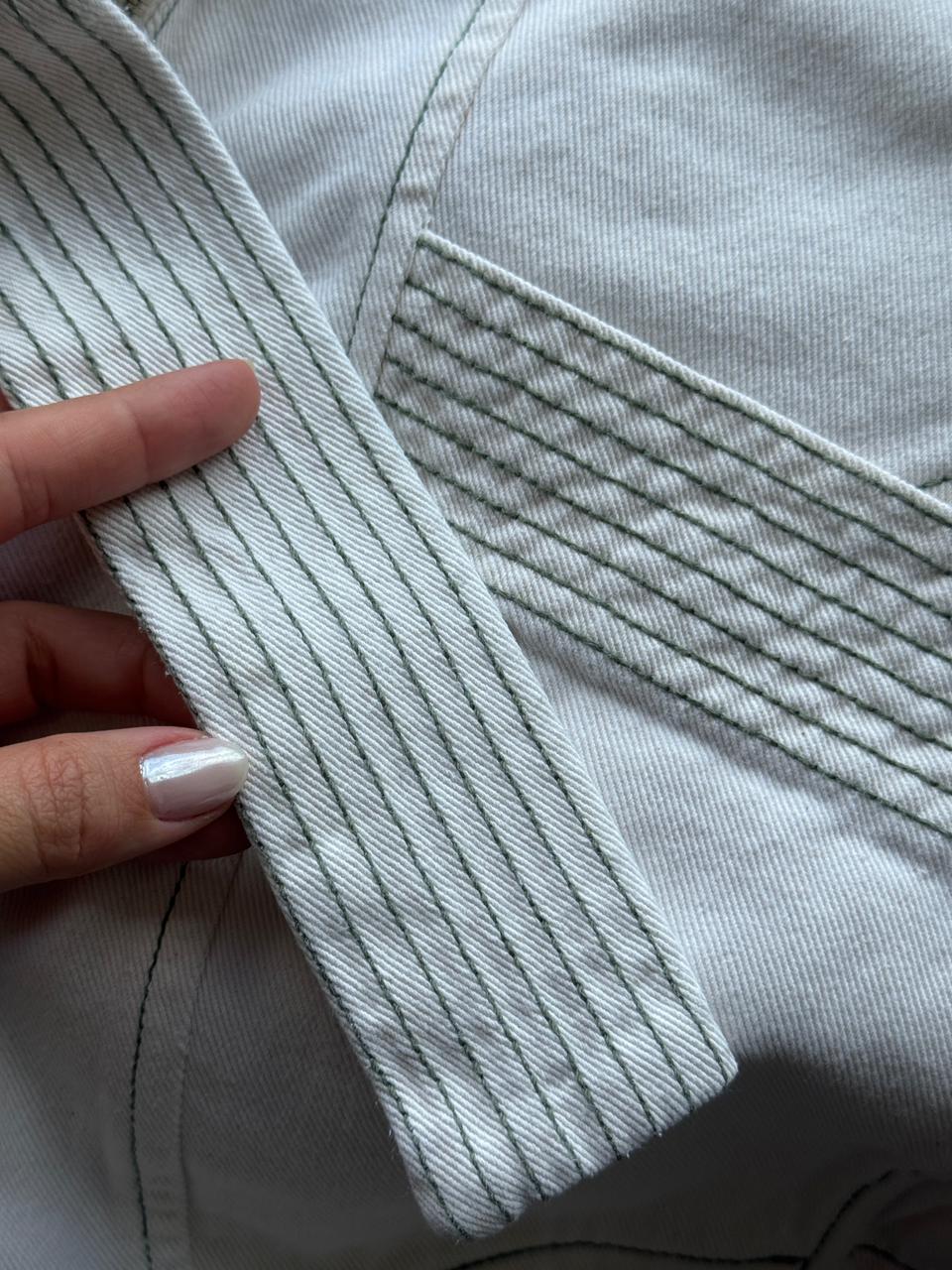 Shorts Jeans 100% Algodão Off White com Pesponto Verde com Zíper e Cinto - Colcci