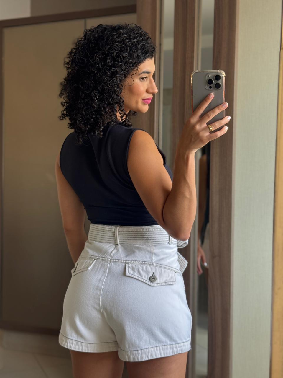Shorts Jeans 100% Algodão Off White com Pesponto Verde com Zíper e Cinto - Colcci