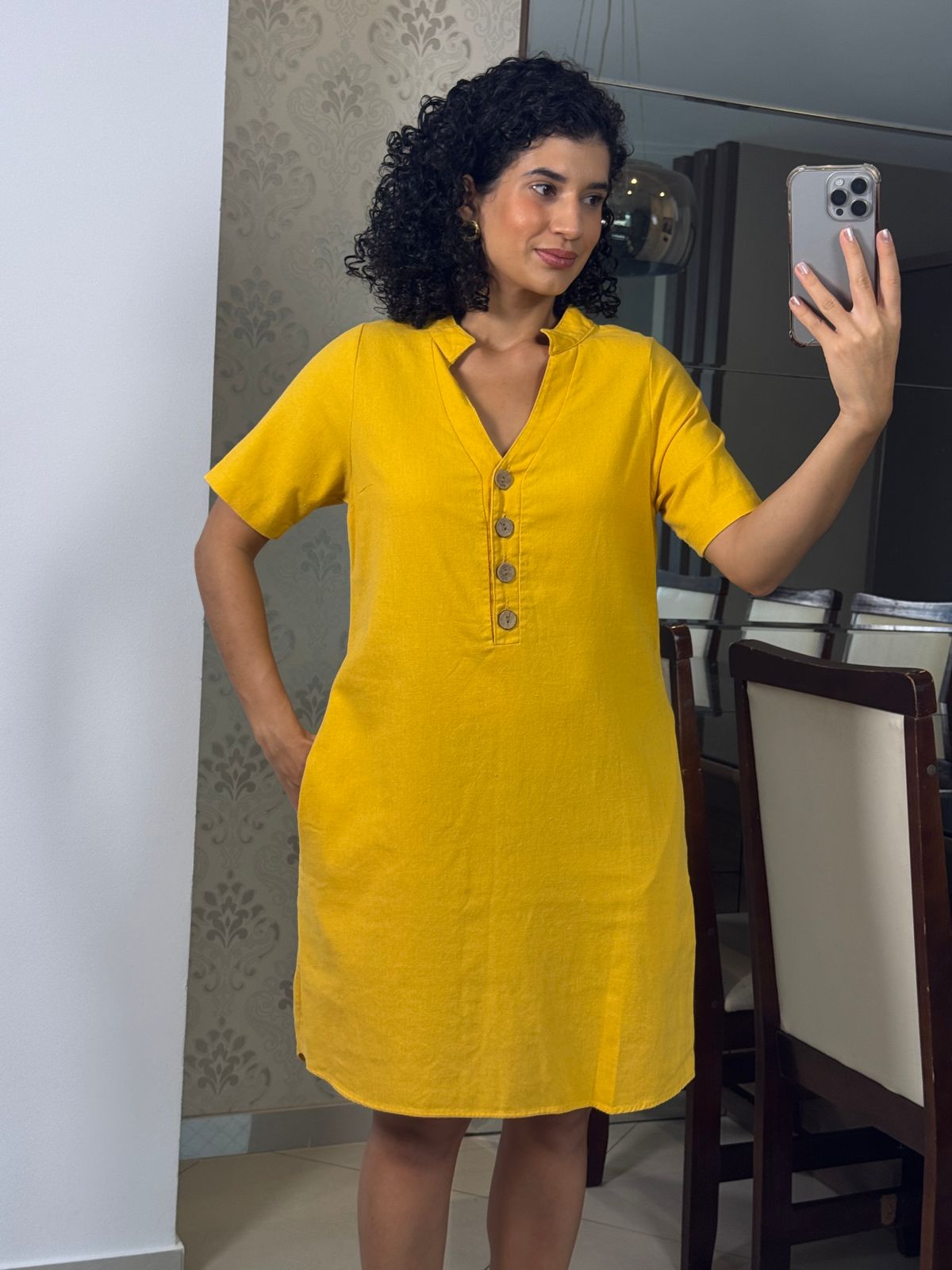 Vestido viscolinho açafrão com botões