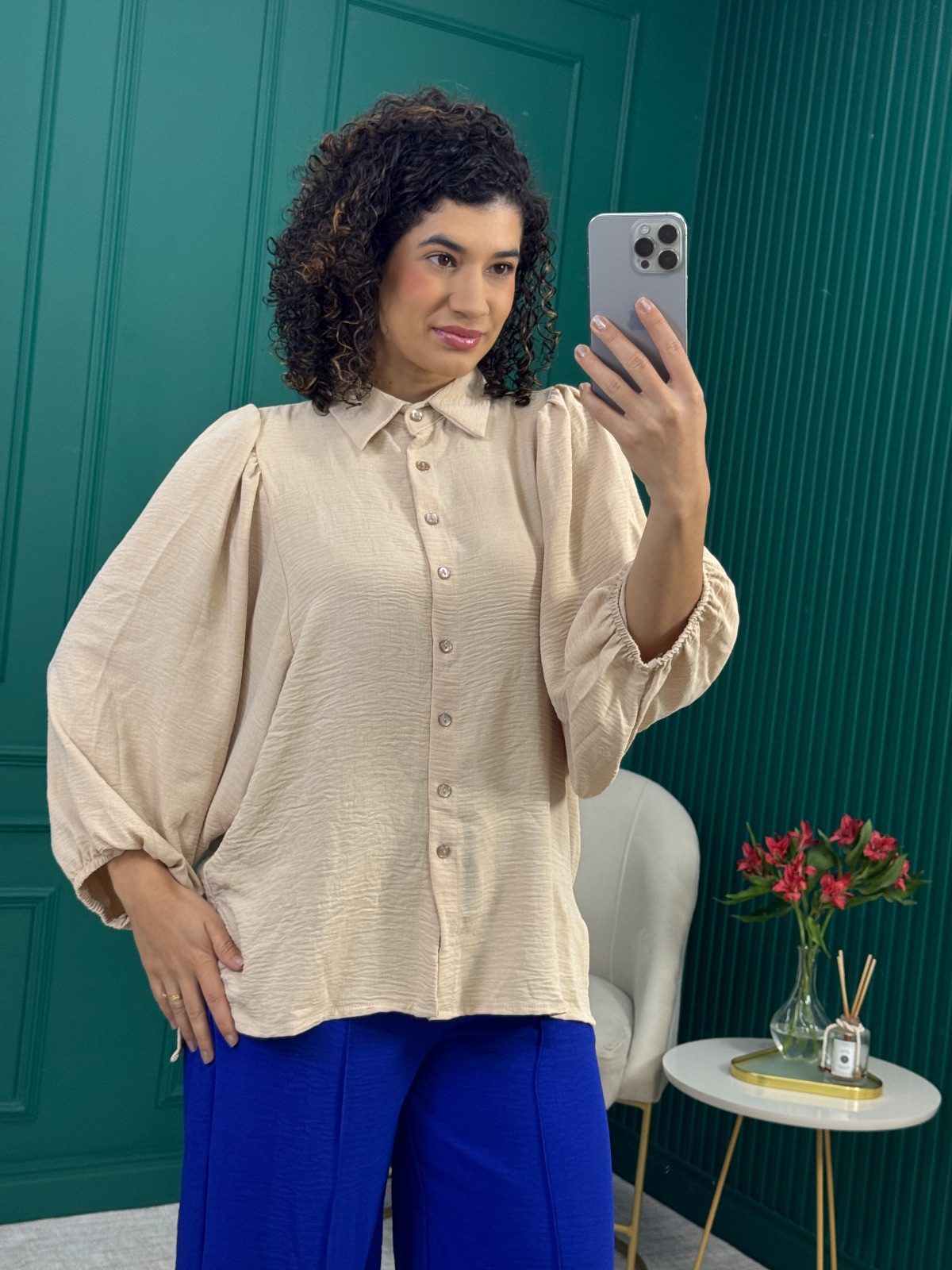 Camisa Manga Bufante Bege em Crepe Duna - Ziann