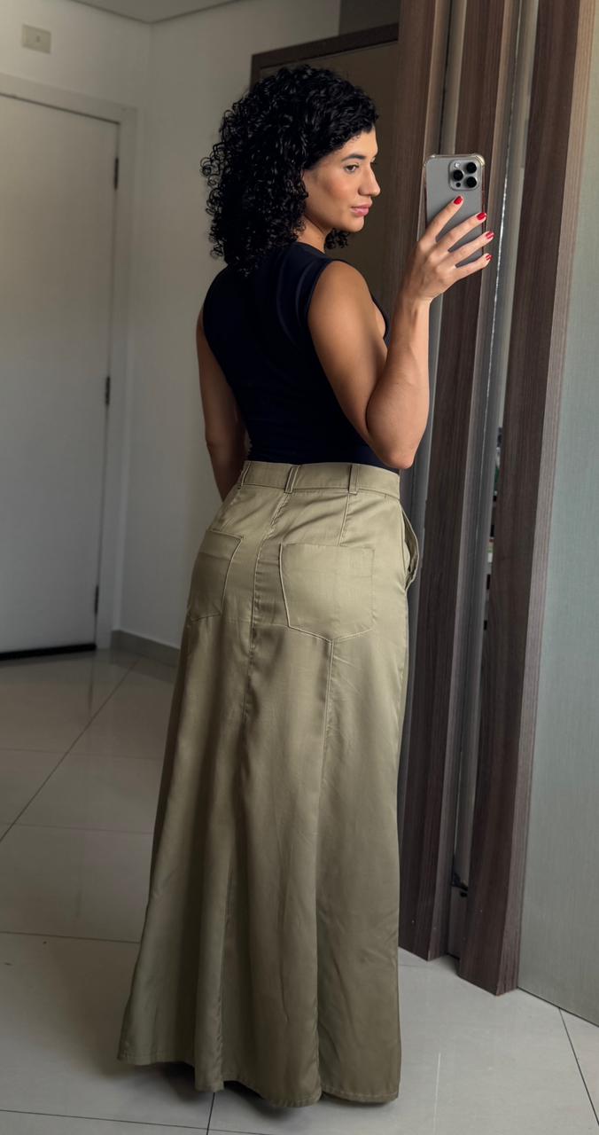 Saia Longa Cáqui 100% Tencel com Friso, Bolsos, Passante e Botão Forrado - Flor de Lis