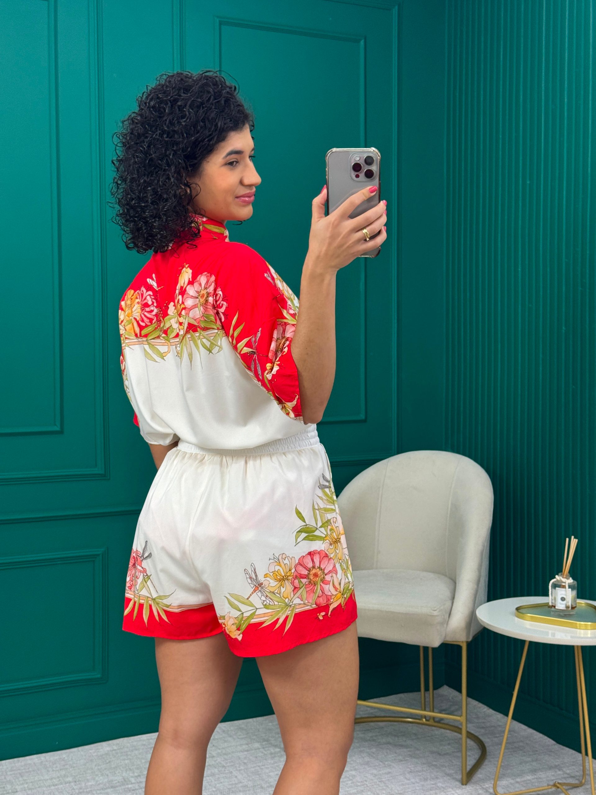 Conjunto de Camisa e Shorts Floral Branco e Vermelho com Forro - DIMY