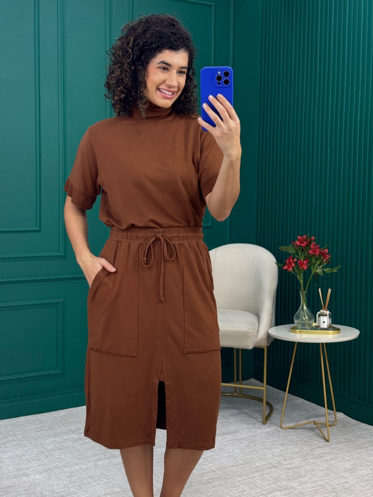 Conjunto malha moletinho Marrom de Blusa Gola Alta e Saia Midi com Bolsos - Scala